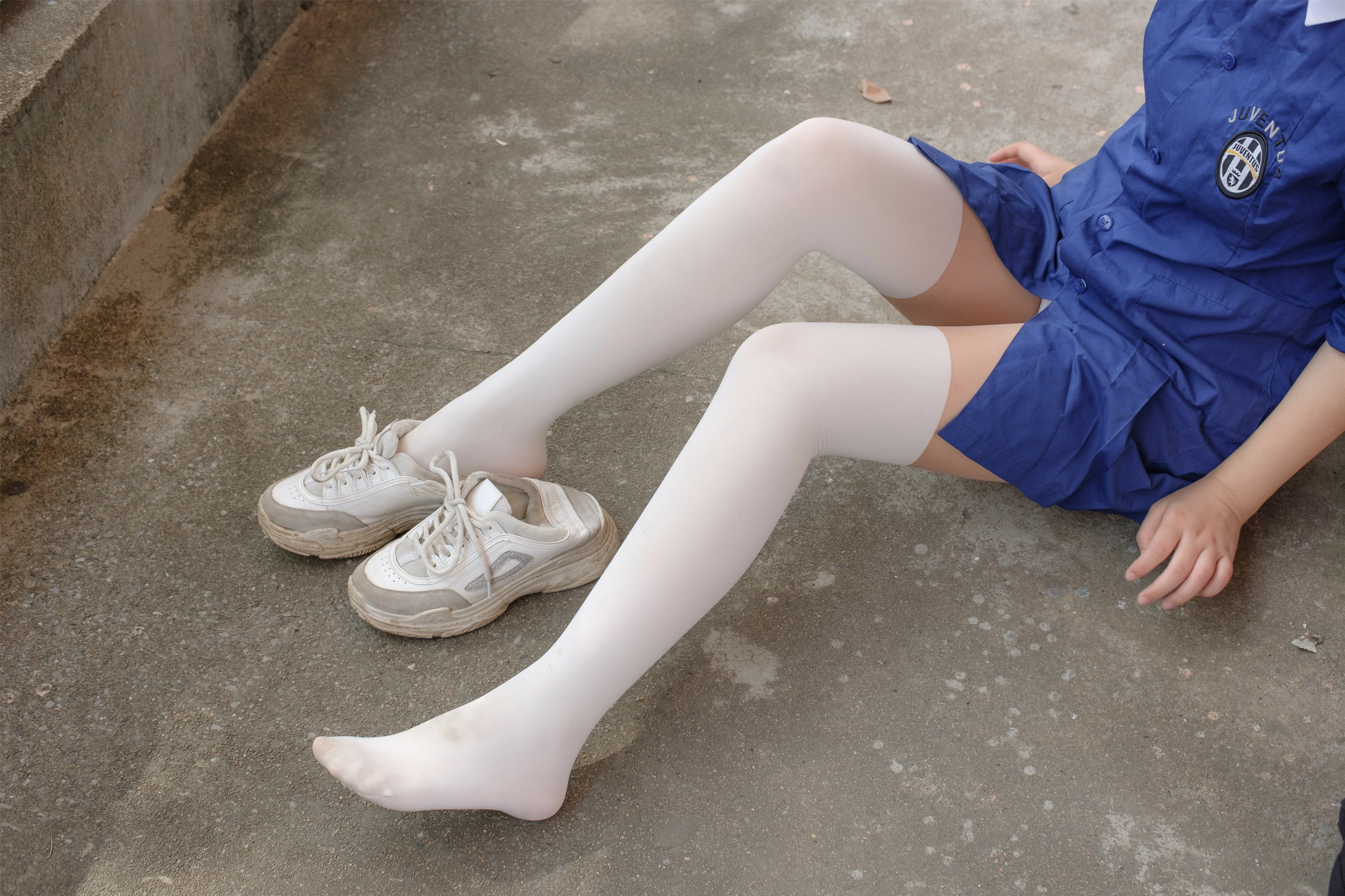 [森萝财团]BETA-018 性感小萝莉 蓝色连身衣加白色丝袜美腿玉足私房写真集,
