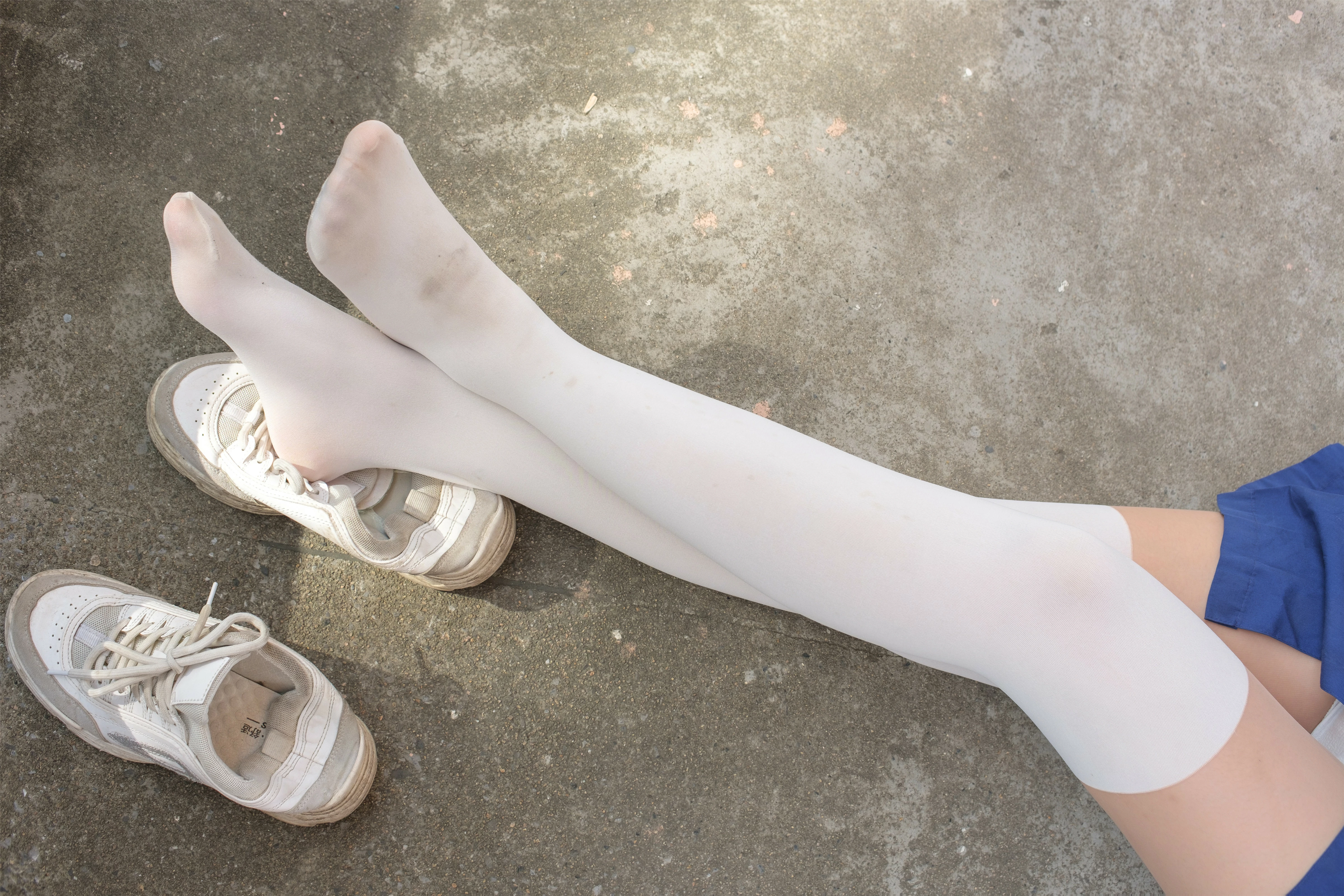 [森萝财团]BETA-018 性感小萝莉 蓝色连身衣加白色丝袜美腿玉足私房写真集,