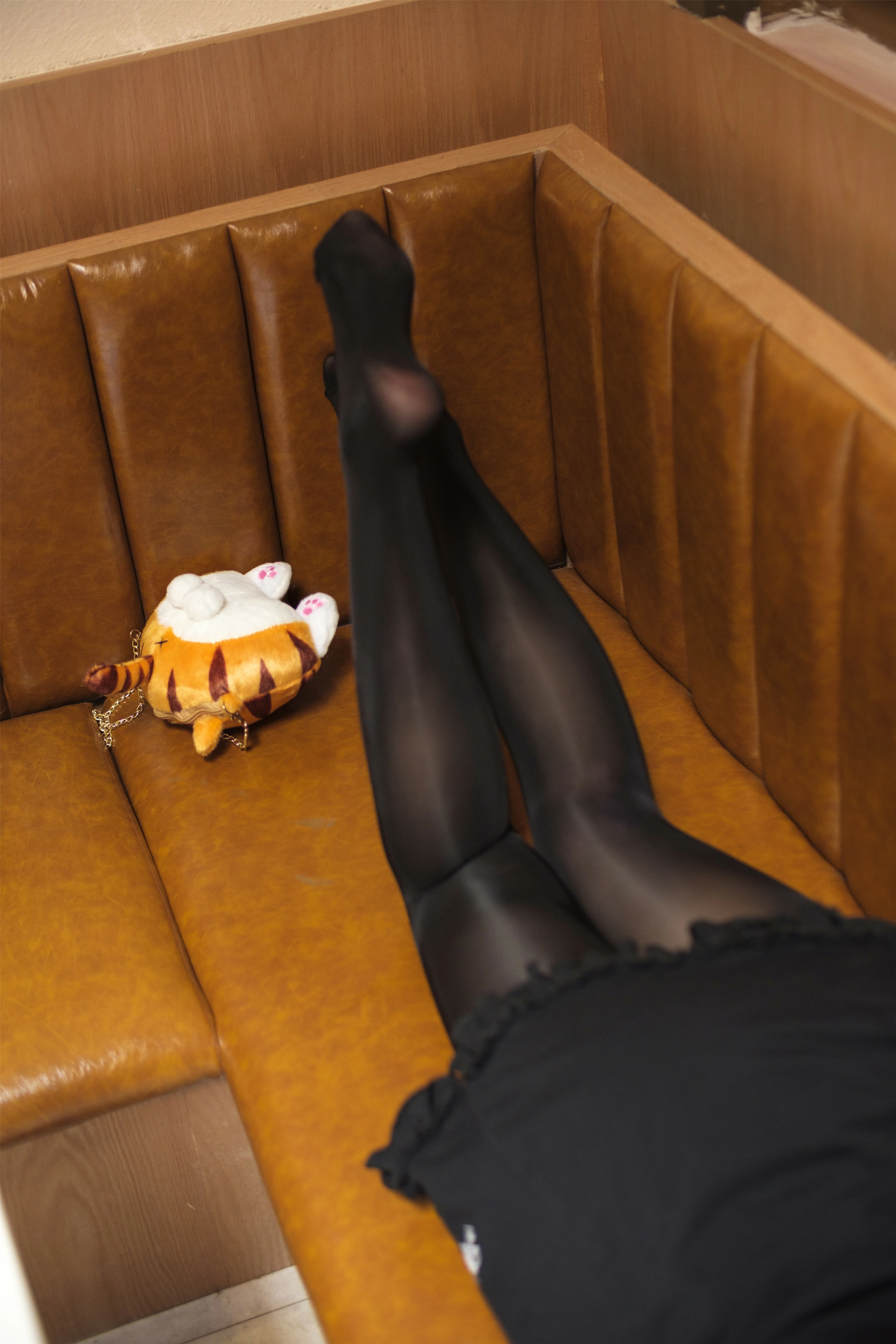 [森萝财团]BETA-019 性感小萝莉 黑色短袖与黑色短裙加黑色丝袜美腿玉足私房写真集,