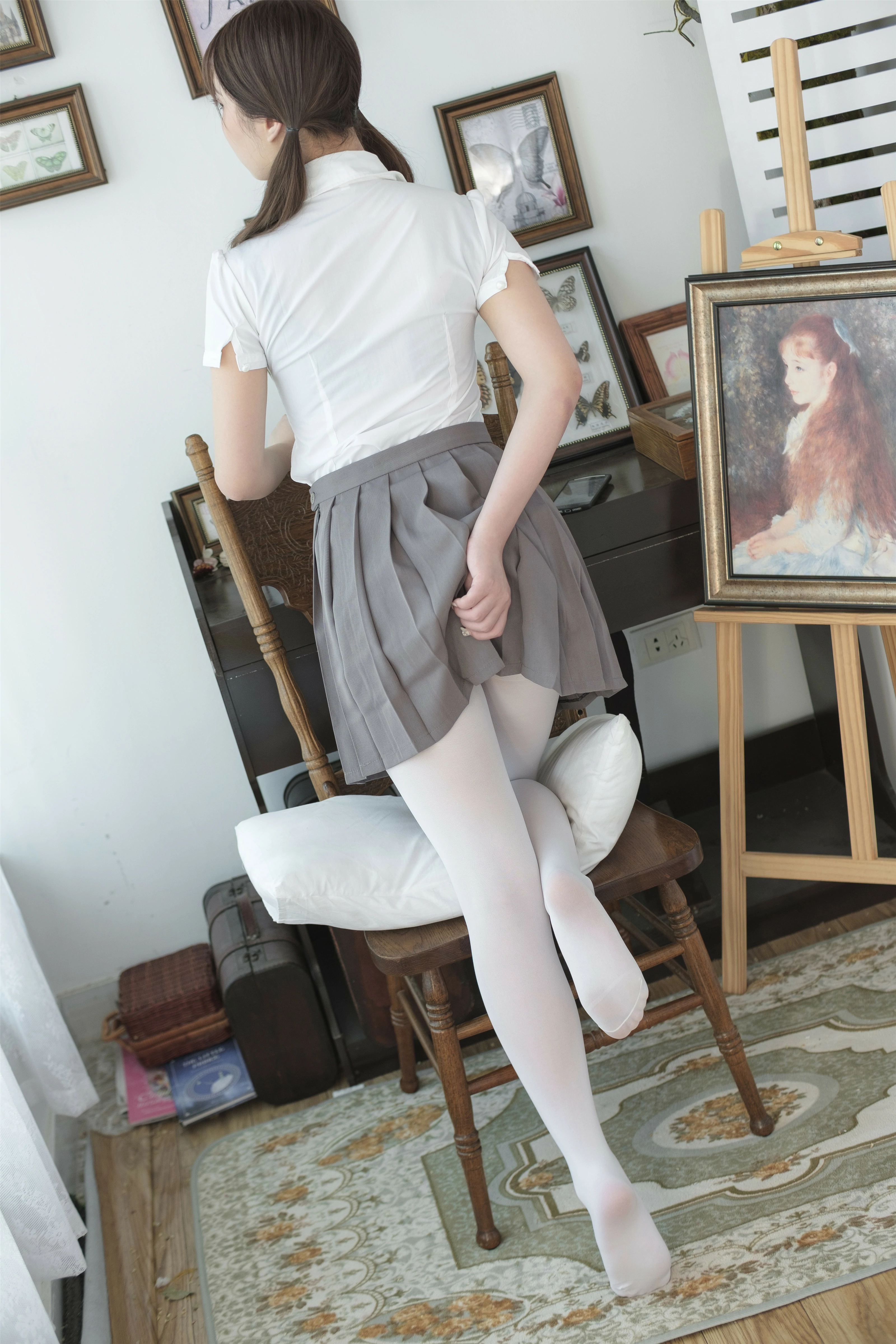 [森萝财团]BETA-020 性感小萝莉 白色短袖衬衫与灰色短裙加白色丝袜美腿玉足私房写真集,
