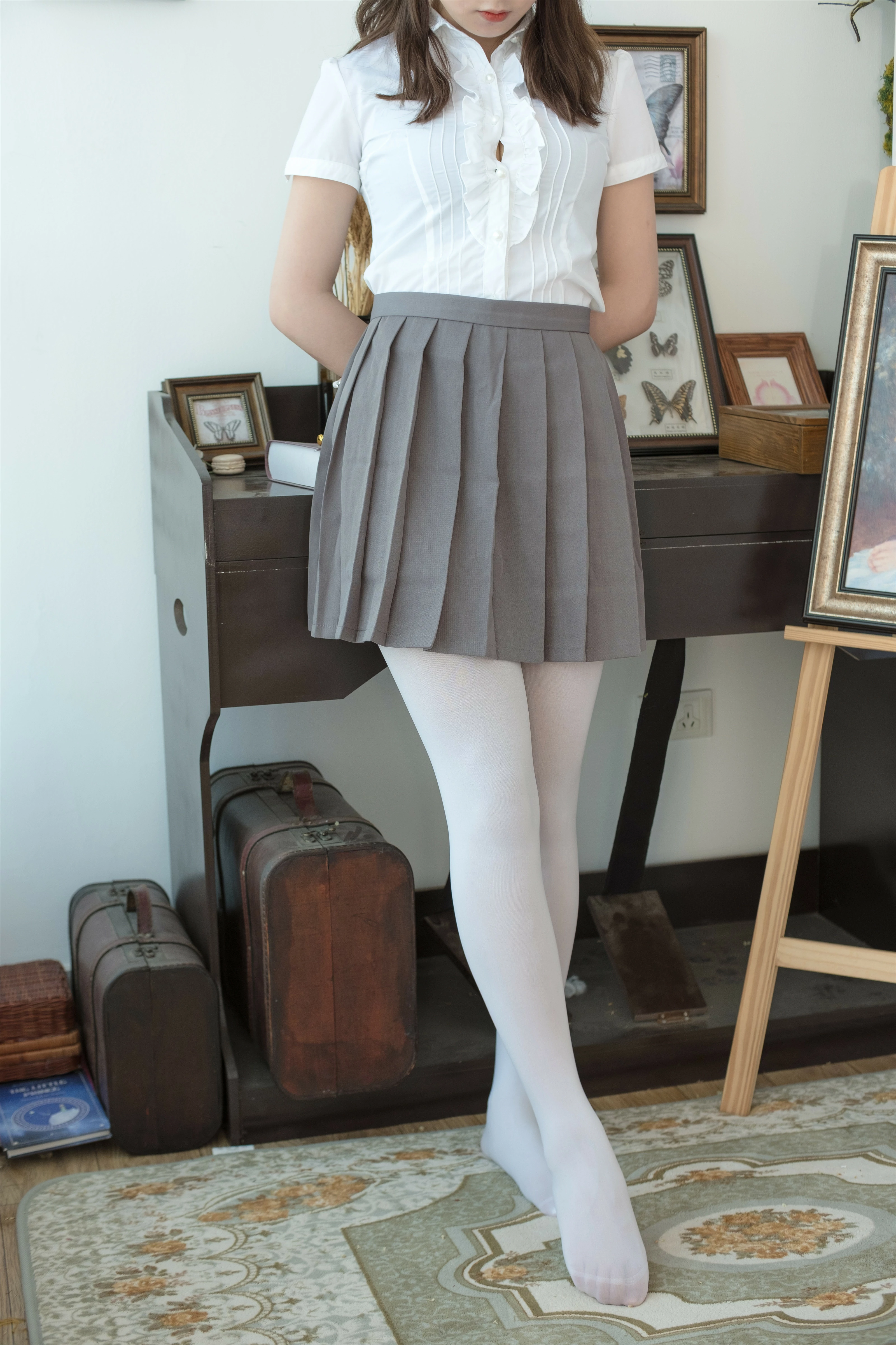 [森萝财团]BETA-020 性感小萝莉 白色短袖衬衫与灰色短裙加白色丝袜美腿玉足私房写真集,