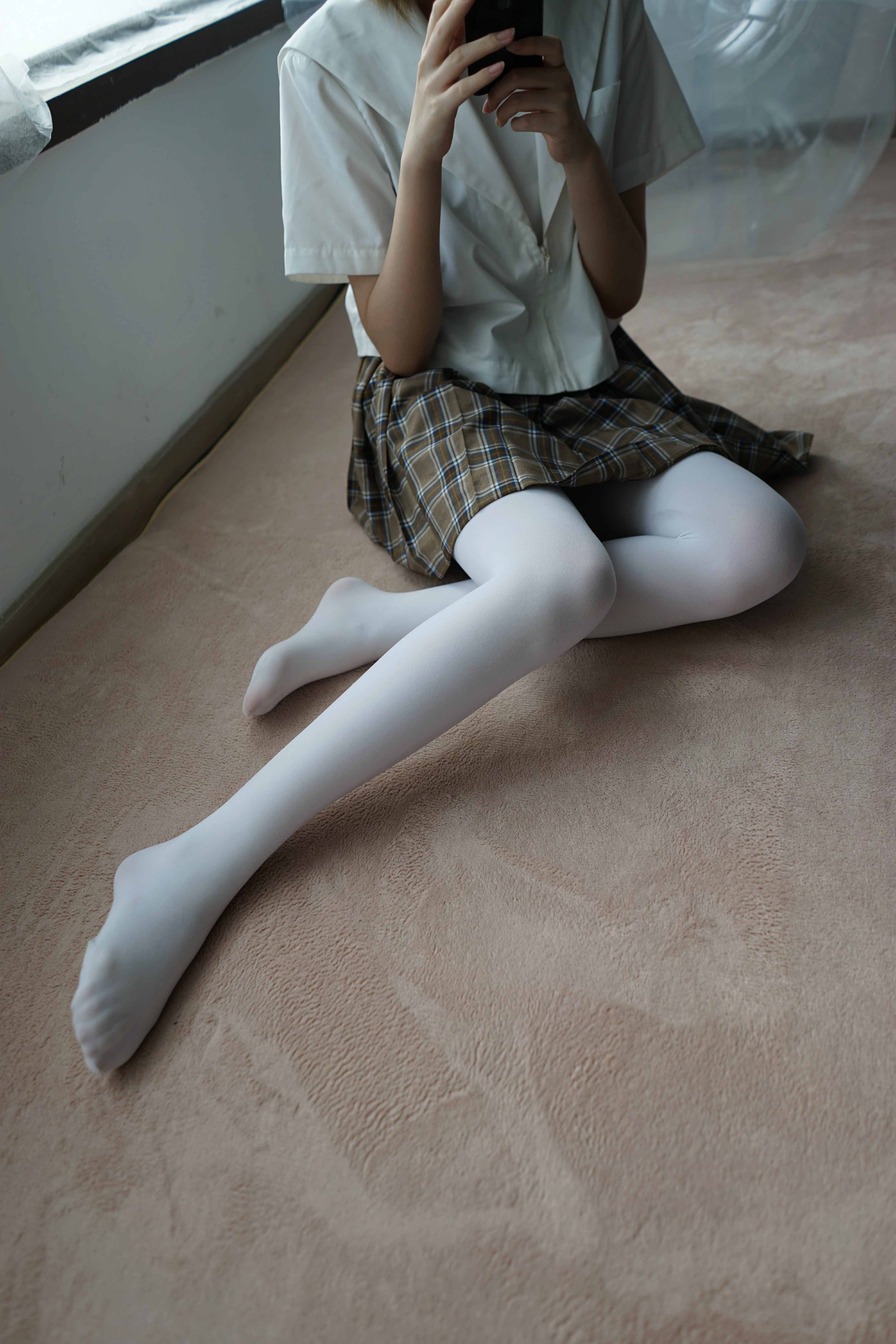 [森萝财团]BETA-021 性感小萝莉 白色短袖与格子短裙加白色丝袜美腿玉足私房写真集,