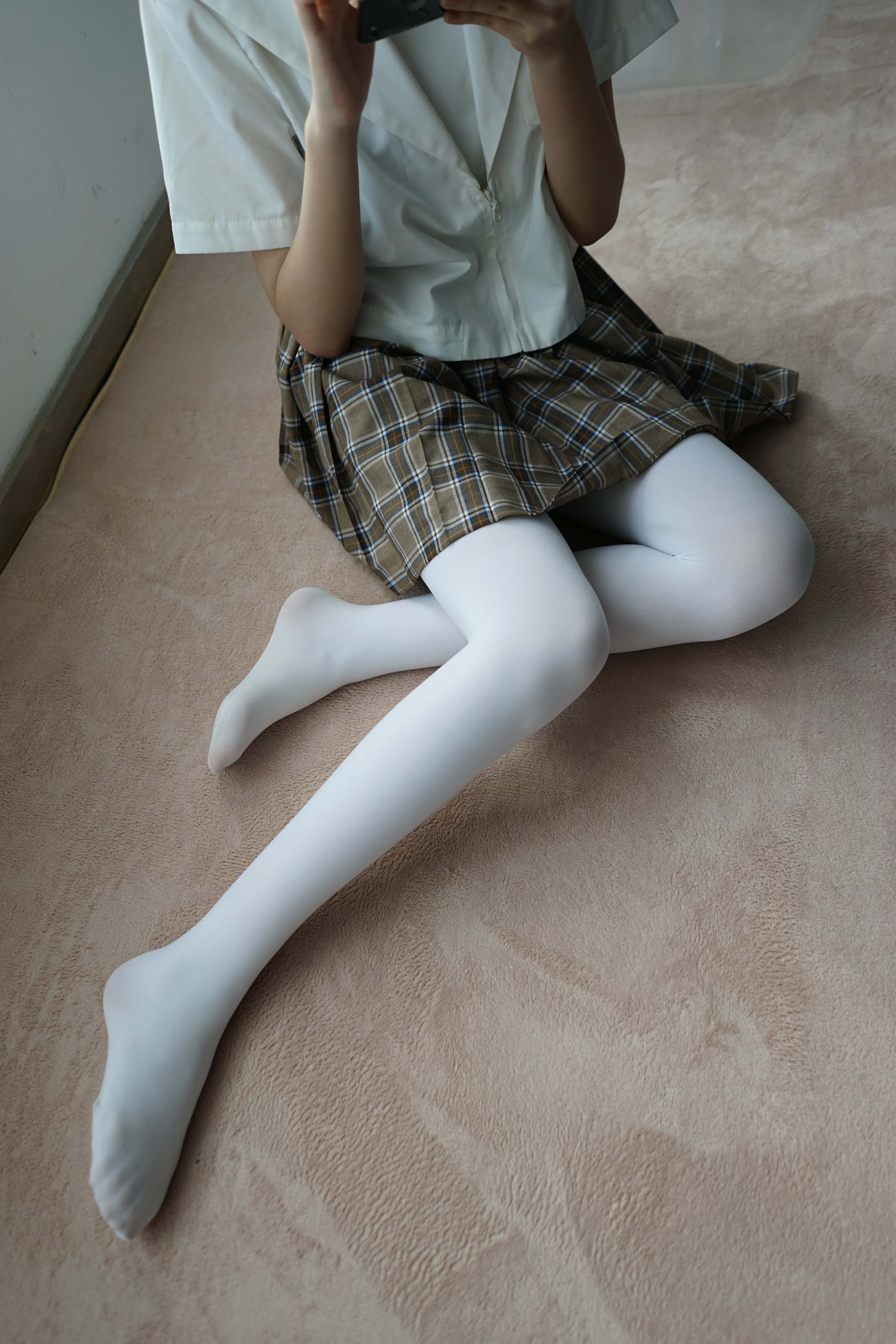 [森萝财团]BETA-021 性感小萝莉 白色短袖与格子短裙加白色丝袜美腿玉足私房写真集,