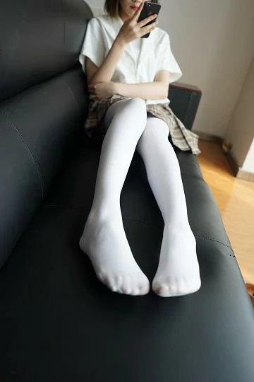 [森萝财团]BETA-021 性感小萝莉 白色短袖与格子短裙加白色丝袜美腿玉足私房写真