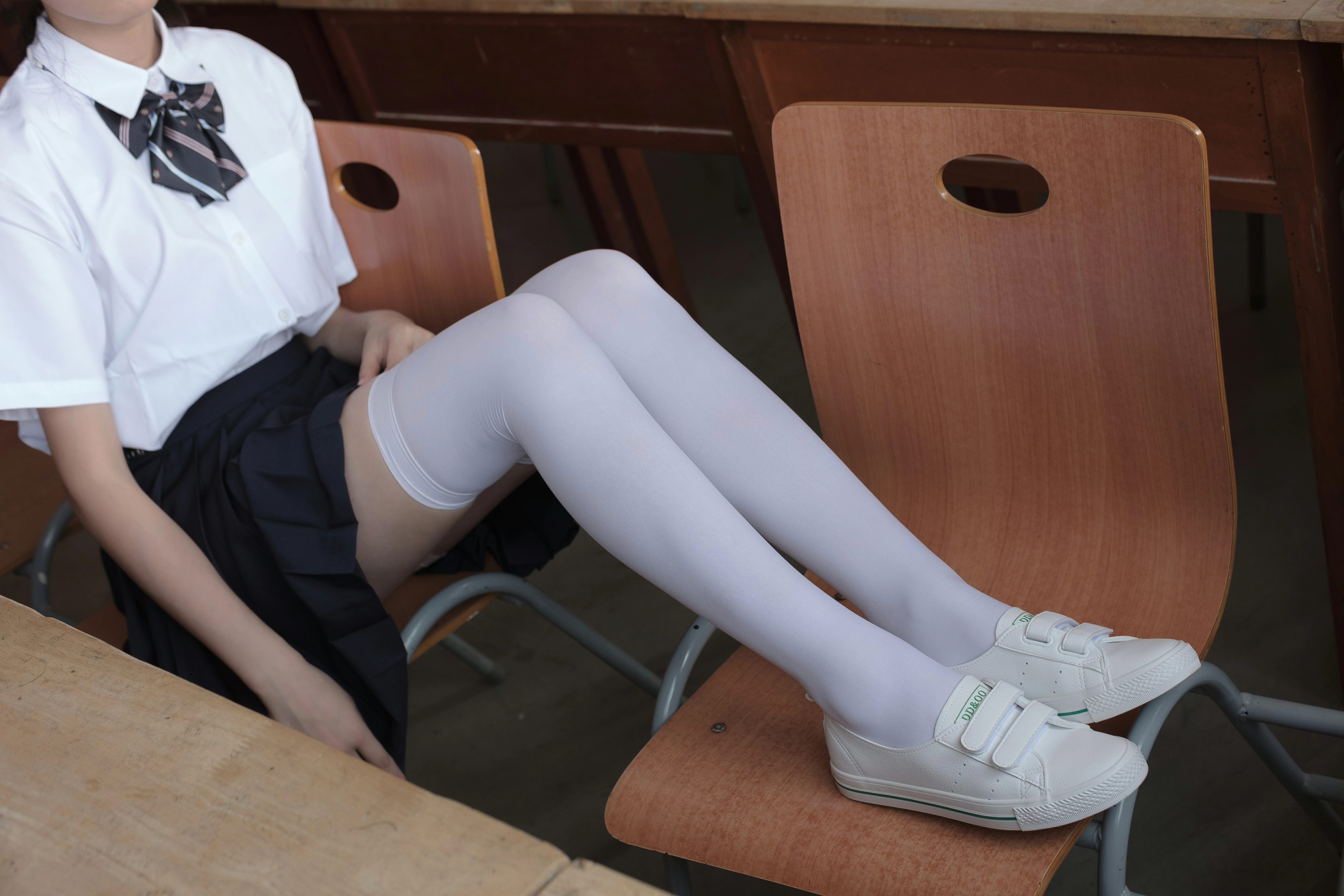 [森萝财团]BETA-022 性感萝莉小学妹 白色短袖制服与黑色短裙加白色丝袜美腿玉足私房写真集,