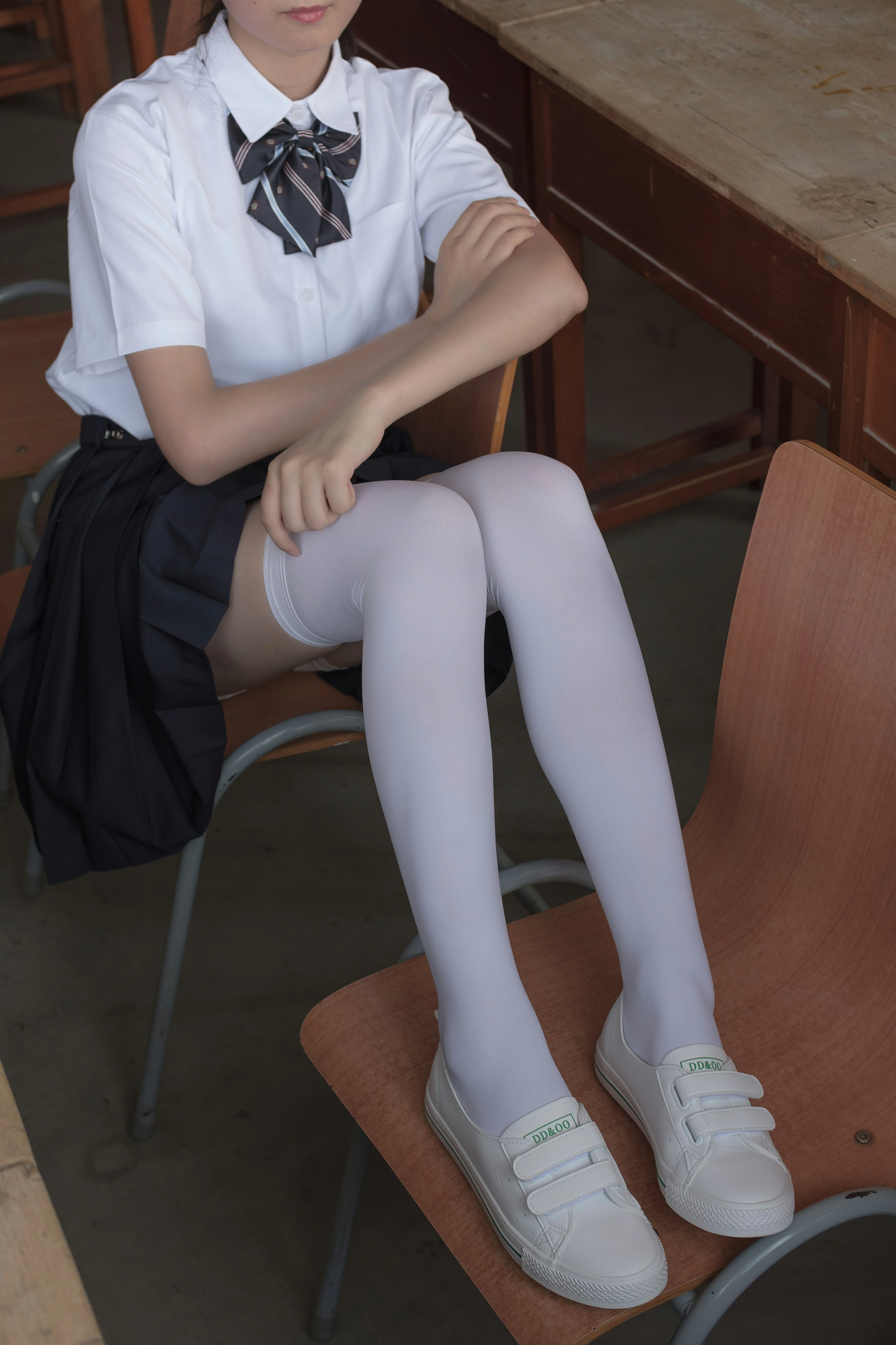 [森萝财团]BETA-022 性感萝莉小学妹 白色短袖制服与黑色短裙加白色丝袜美腿玉足私房写真集,