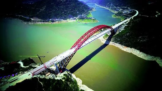 秭归长江大桥全线贯通，预计国庆通车
