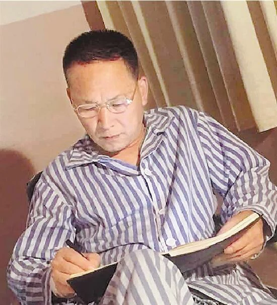 王丰华病中继续记“村长笔记”。