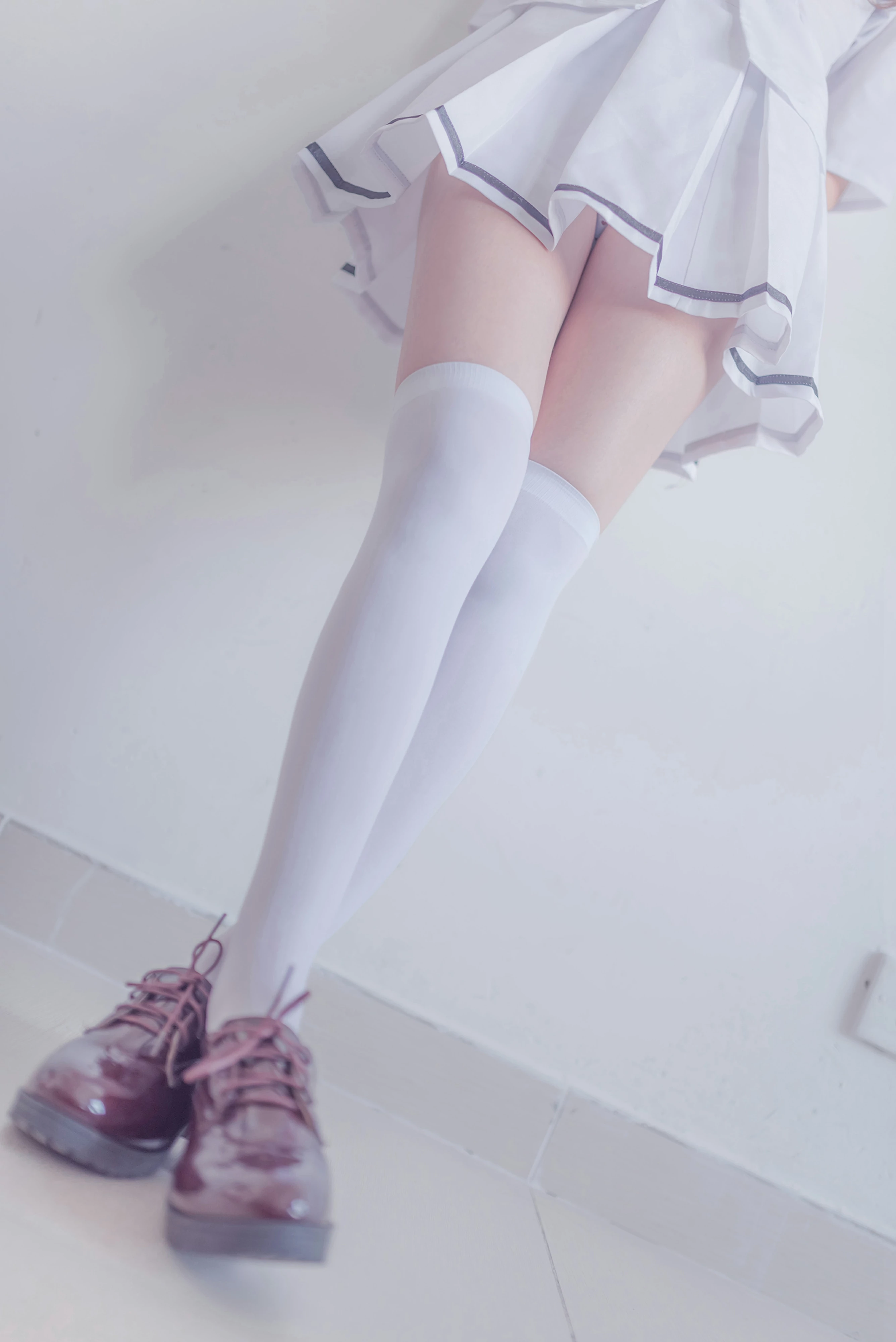 [风之领域]NO.078 清纯可爱小萝莉 白色高中女生制服与白色短裙加白色丝袜美腿私房写真集,