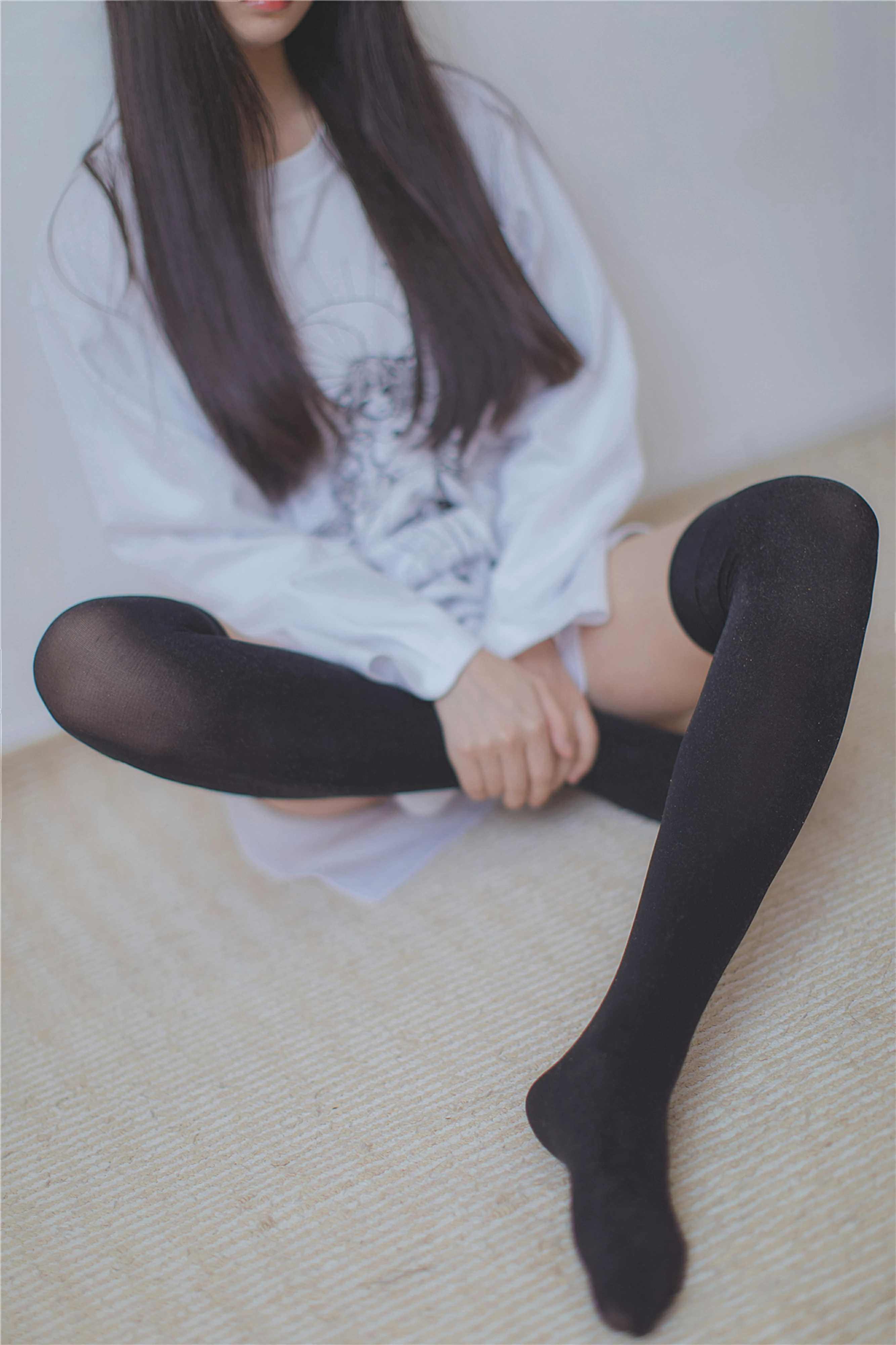 [风之领域]NO.079 清纯可爱小萝莉 白色连身衣加黑色丝袜美腿私房写真集,