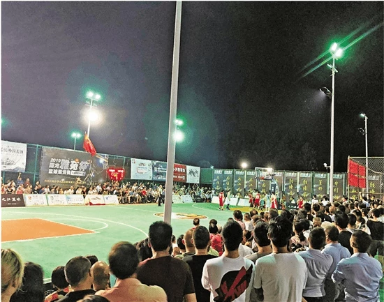 杭州转塘的民间篮球赛热浪扑人，“拆二代”洋溢着精气神