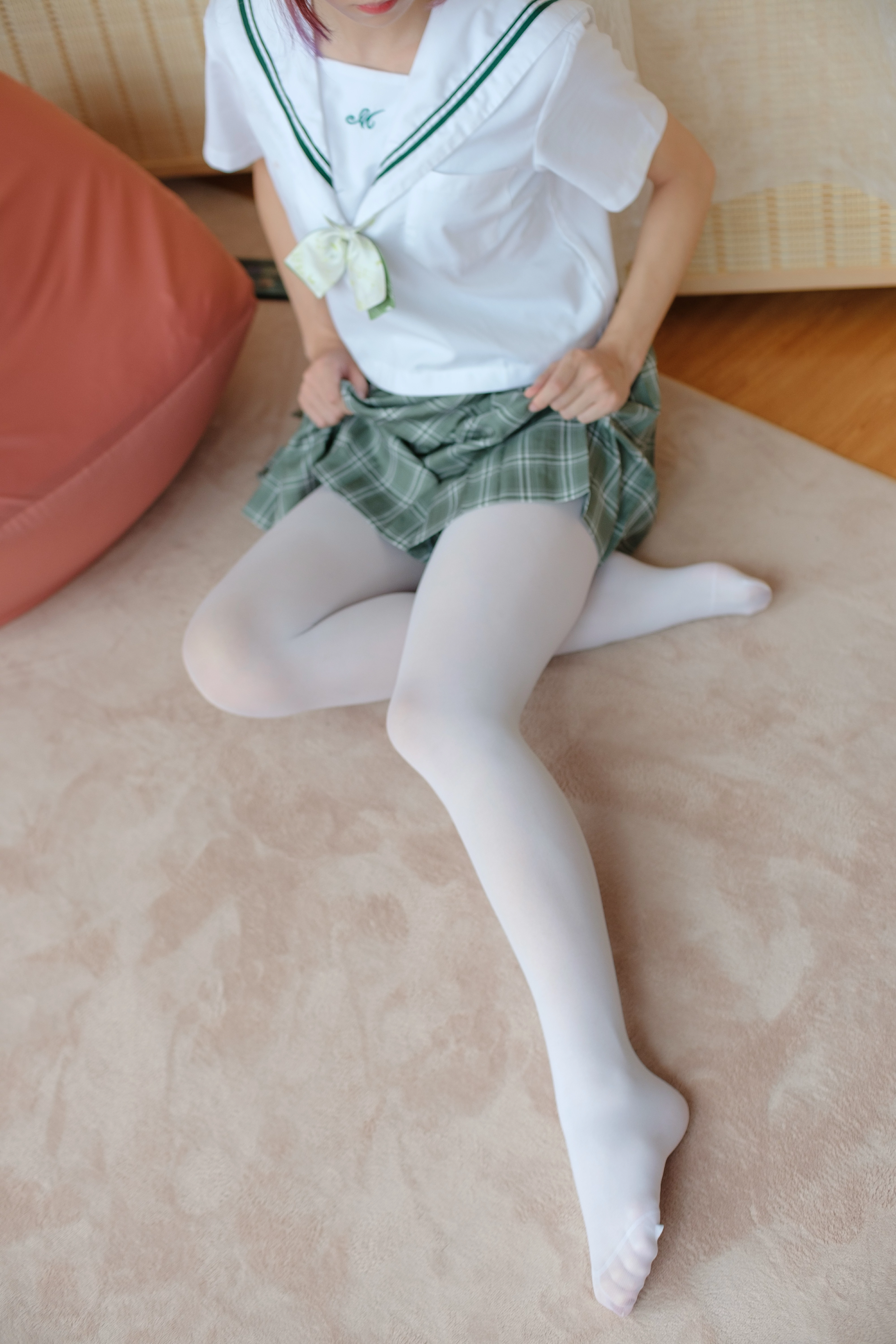[森萝财团]BETA-023 性感萝莉小学妹 白色短袖与格子短裙加白色丝袜美腿玉足私房写真集,
