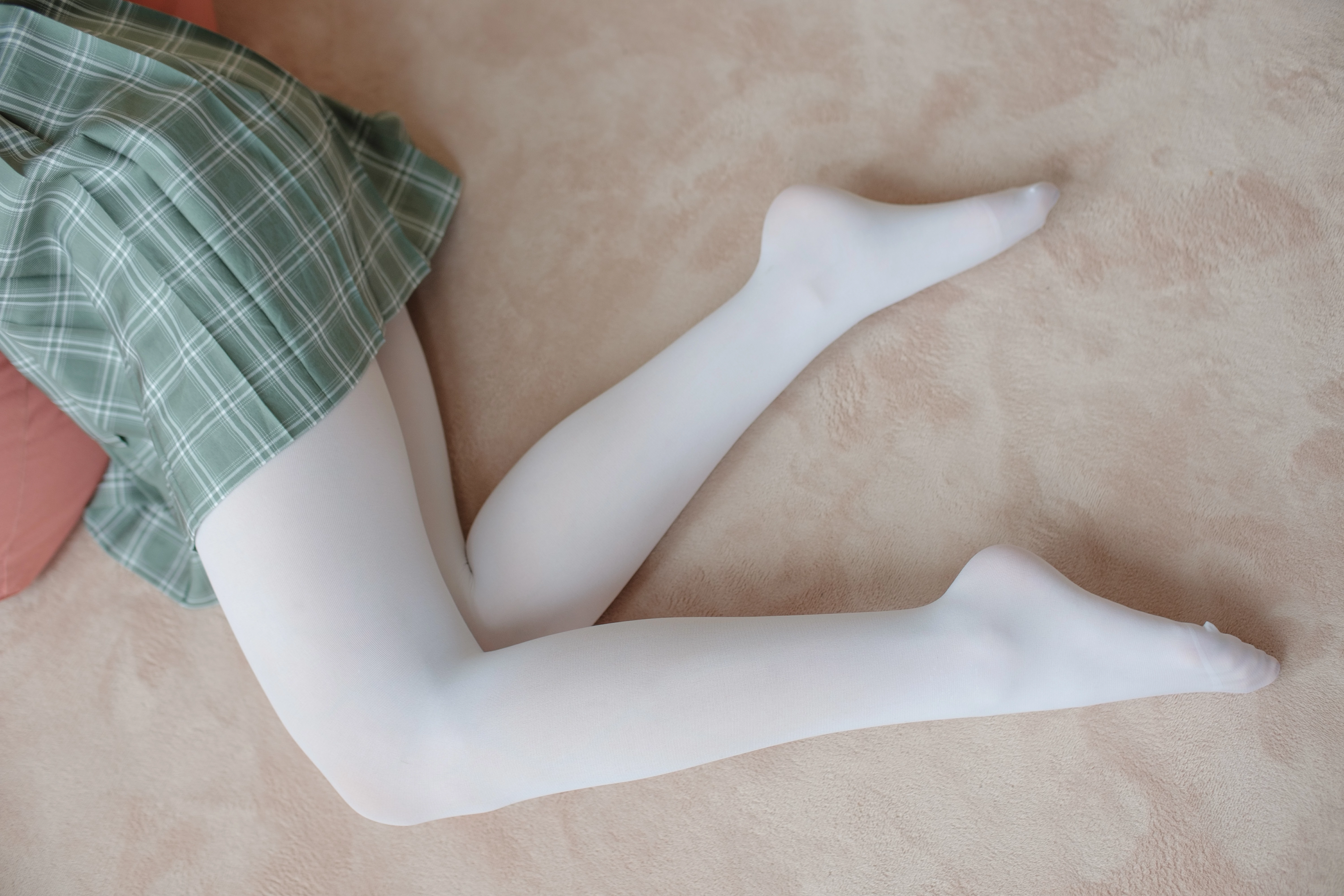 [森萝财团]BETA-023 性感萝莉小学妹 白色短袖与格子短裙加白色丝袜美腿玉足私房写真集,