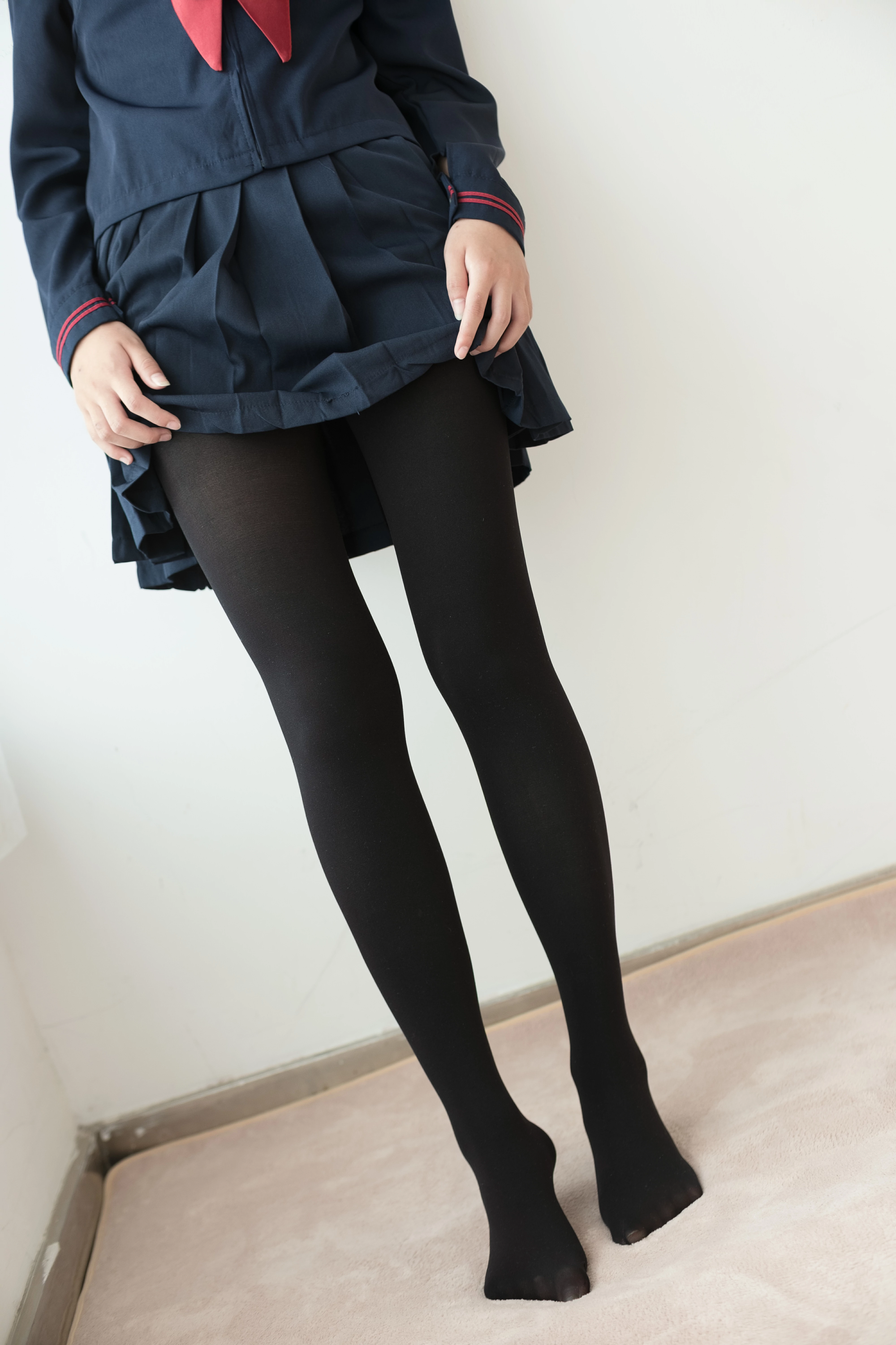[森萝财团]BETA-024 性感学妹小萝莉 蓝色高中女生制服与短裙加黑色丝袜美腿玉足私房写真集,