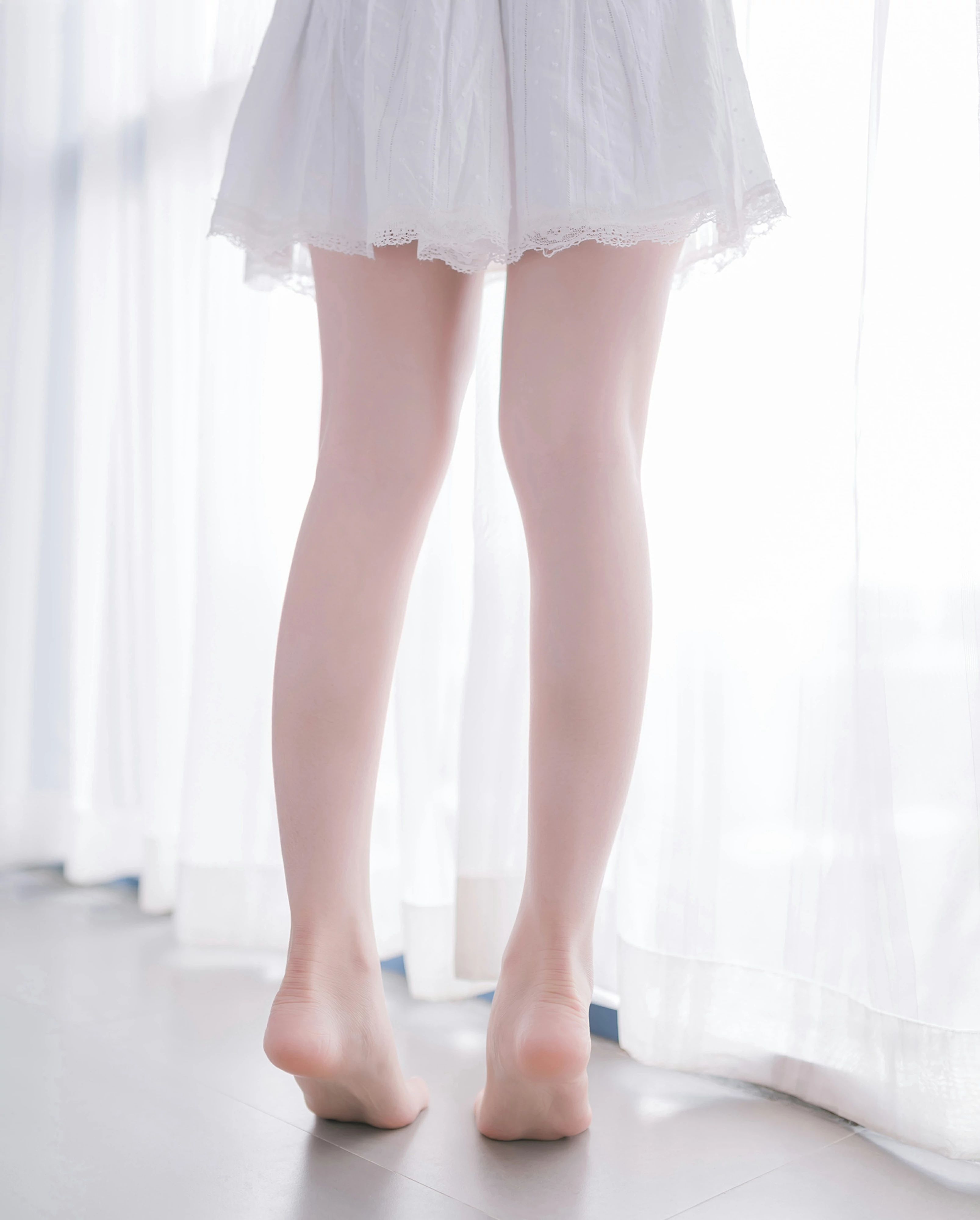 [风之领域]NO.083 性感小萝莉 白色吊带蕾丝连衣裙与美腿玉足私房写真集,