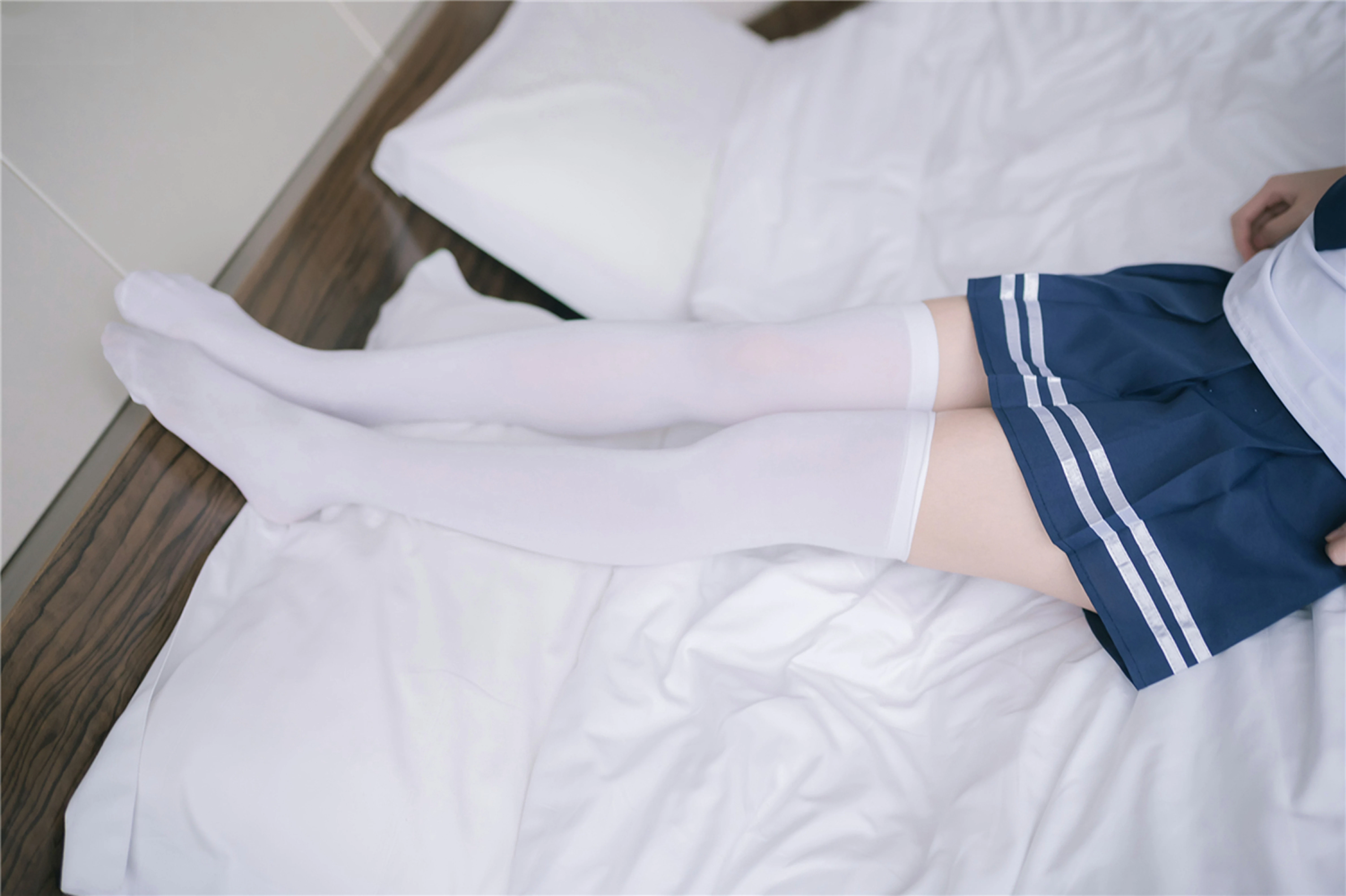 [风之领域]NO.084 性感学妹小萝莉 白色高中女生制服与短裙加白色丝袜美腿私房写真集,