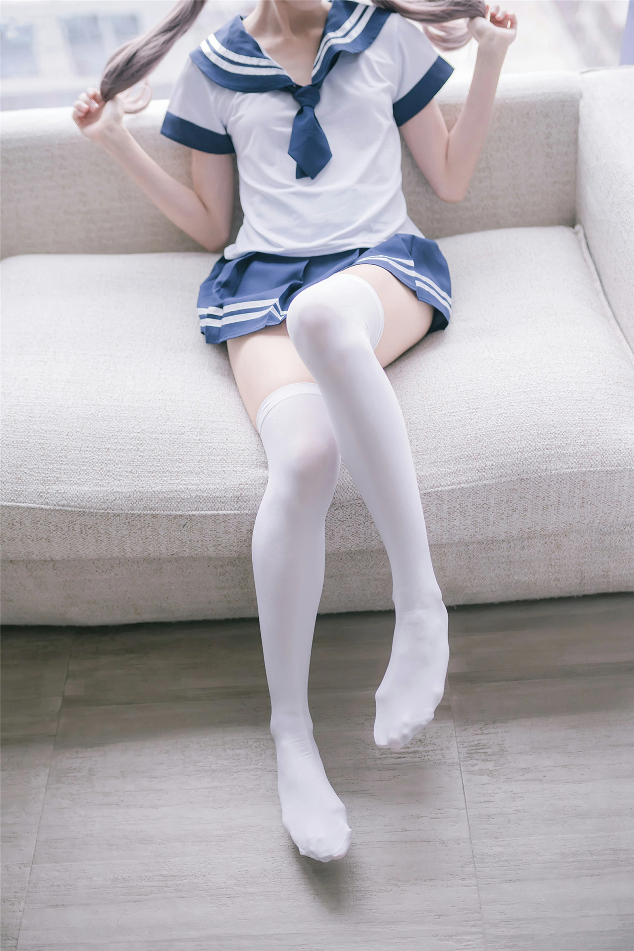 [风之领域]NO.084 性感学妹小萝莉 白色高中女生制服与短裙加白色丝袜美腿私房写真集,