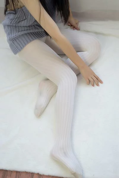 [风之领域]NO.086 性感小萝莉 无袖毛衣加白色丝袜美腿私房写真集