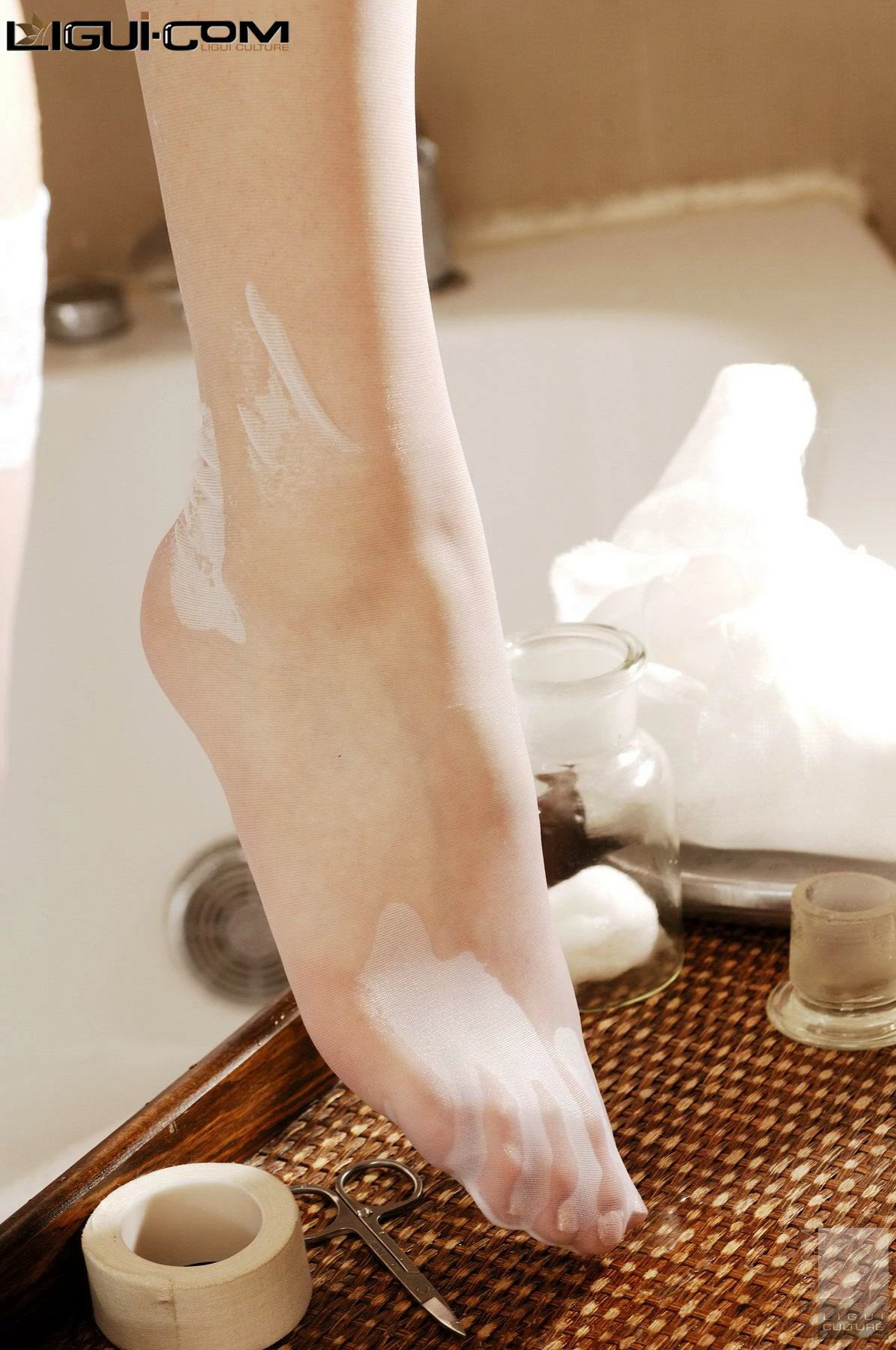 [Ligui丽柜会所]2008-08-15 浴室的人鱼 海伦 白色裹胸内衣加白色丝袜美腿性感私房写真集,
