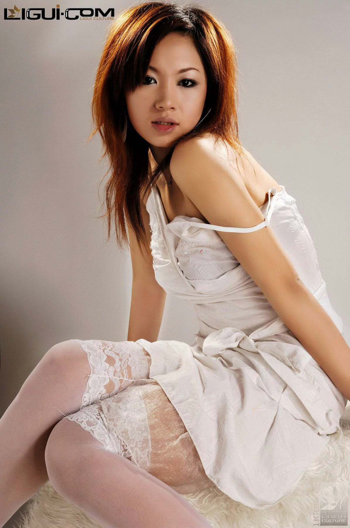 [Ligui丽柜会所]2008-08-26 性感妩媚小公主 纯纯 白色吊带连衣裙加白色蕾丝丝袜美腿私房写真集,