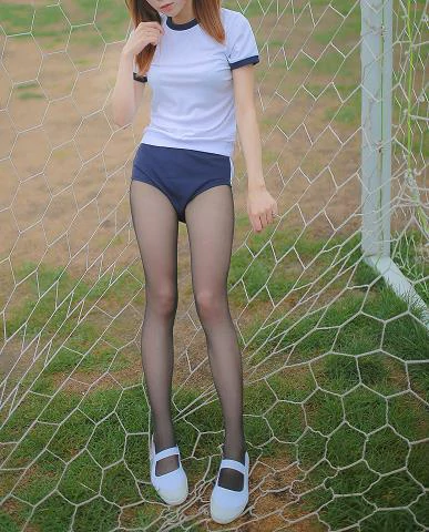 [风之领域]NO.091 运动场上的清纯小萝莉 白色短袖与蓝色安全裤加黑色丝袜美腿