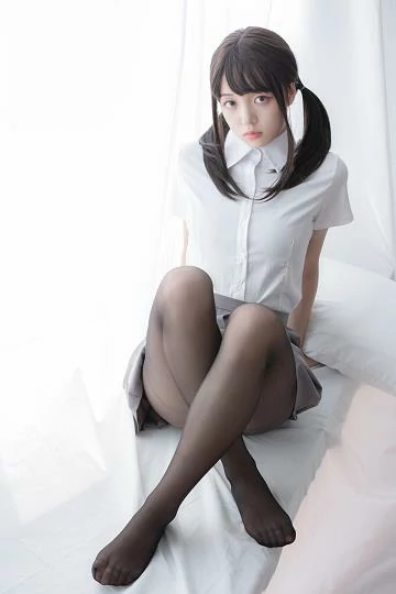 [森萝财团]LOVEPLUS-0002 性感小萝莉 白色短袖与黑色连体内衣加黑色丝袜美腿私房