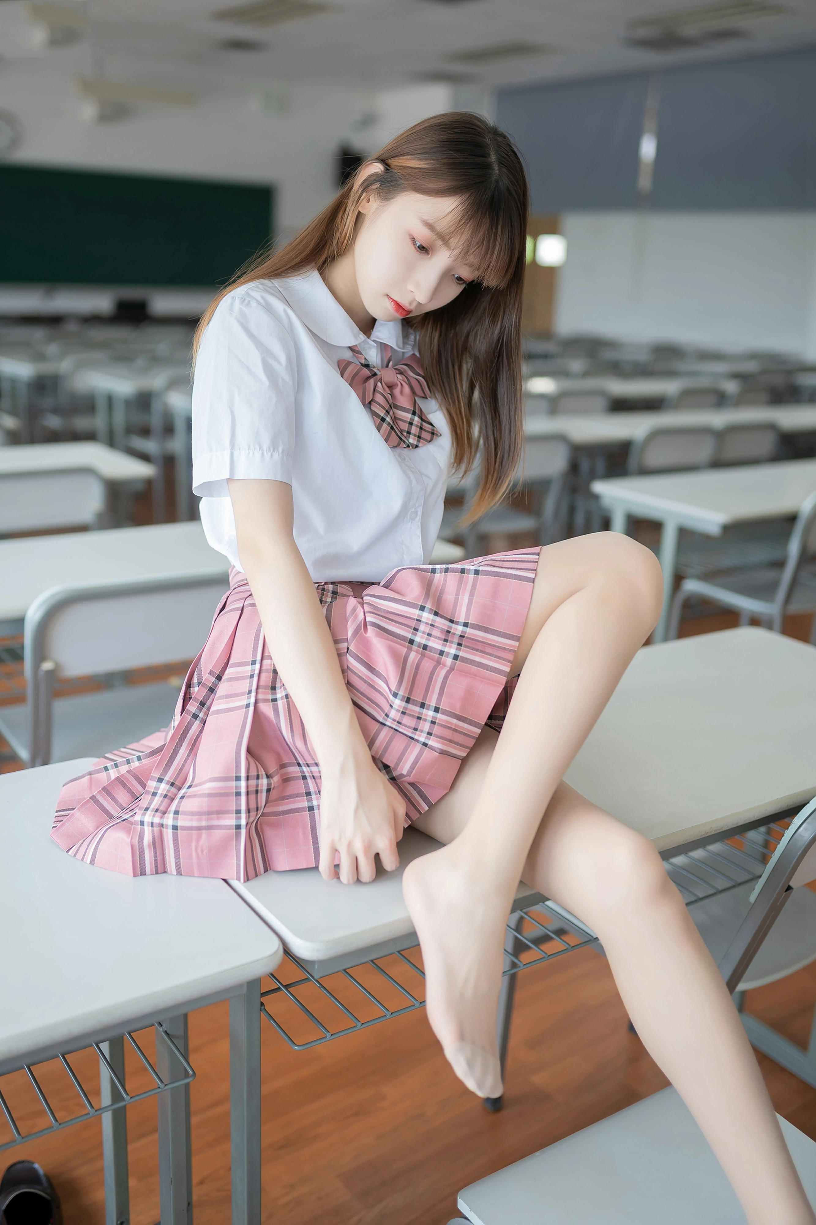 [风之领域]NO.108 性感高中女生小萝莉 白色短袖与粉色短裙加肉色丝袜美腿私房写真集,
