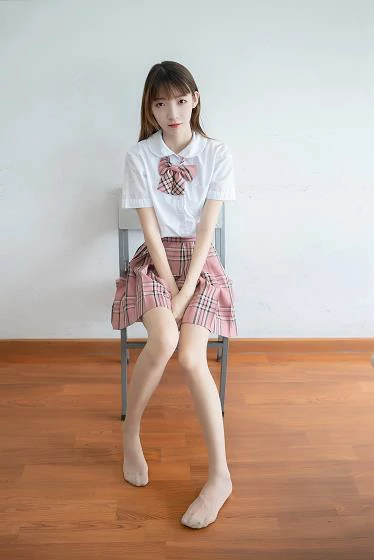 [风之领域]NO.108 性感高中女生小萝莉 白色短袖与粉色短裙加肉色丝袜美腿私房