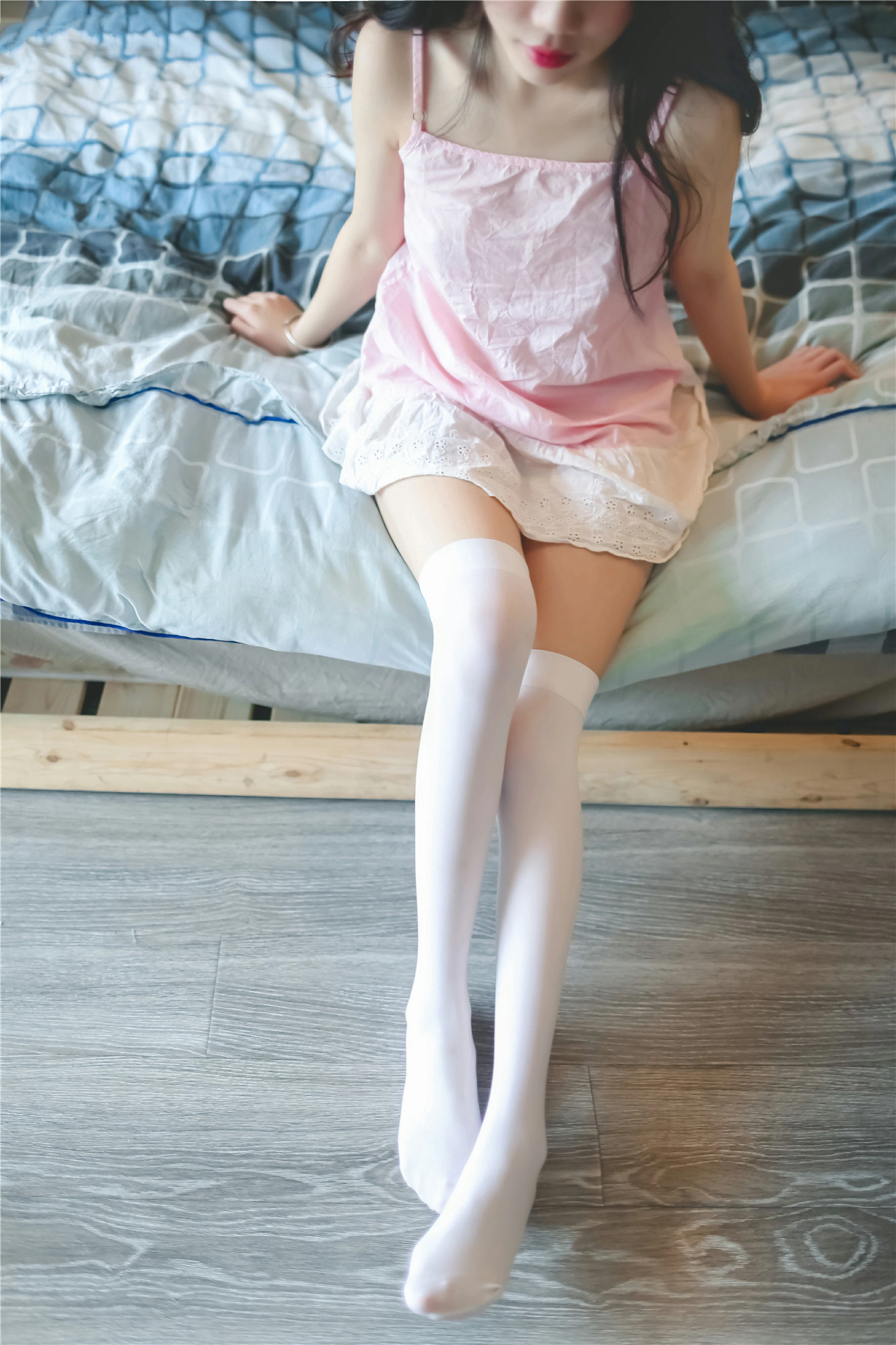 [风之领域]NO.110 性感美女 粉色背心与白色短裙加白色丝袜美腿私房写真集,