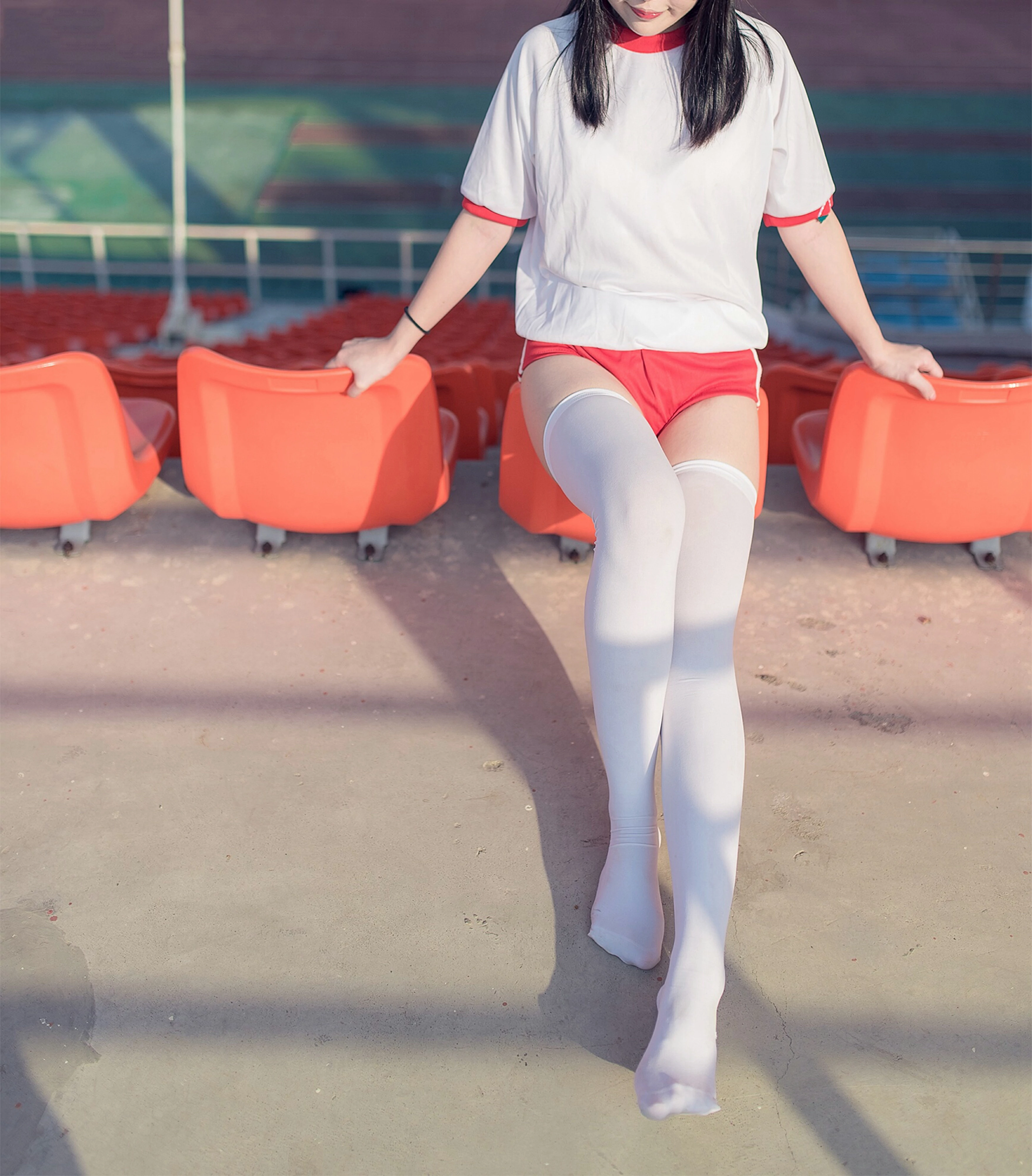 [风之领域]NO.112 性感小萝莉 白色短袖与红色短裤加白色丝袜美腿私房写真集,
