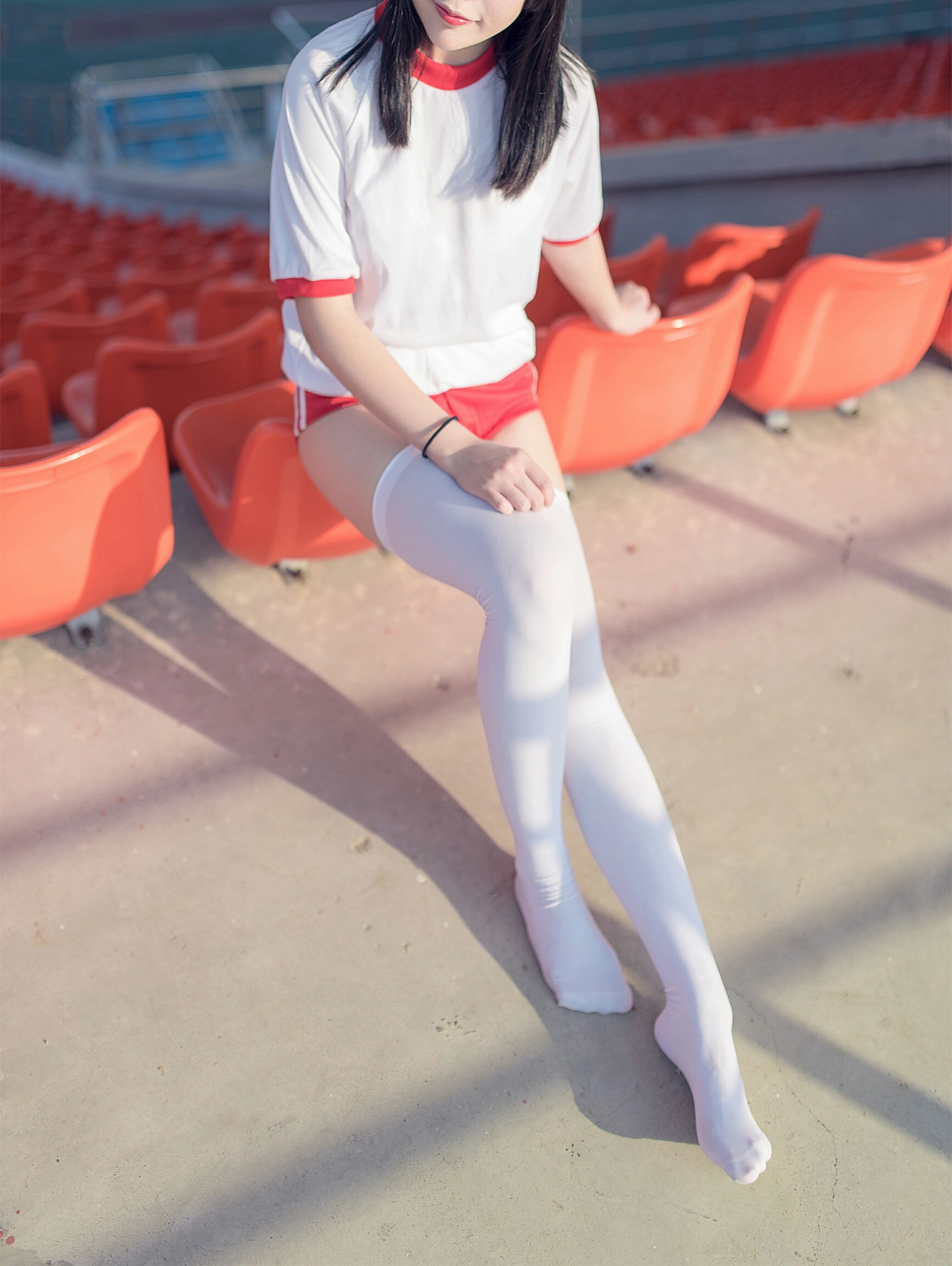 [风之领域]NO.112 性感小萝莉 白色短袖与红色短裤加白色丝袜美腿私房写真集,