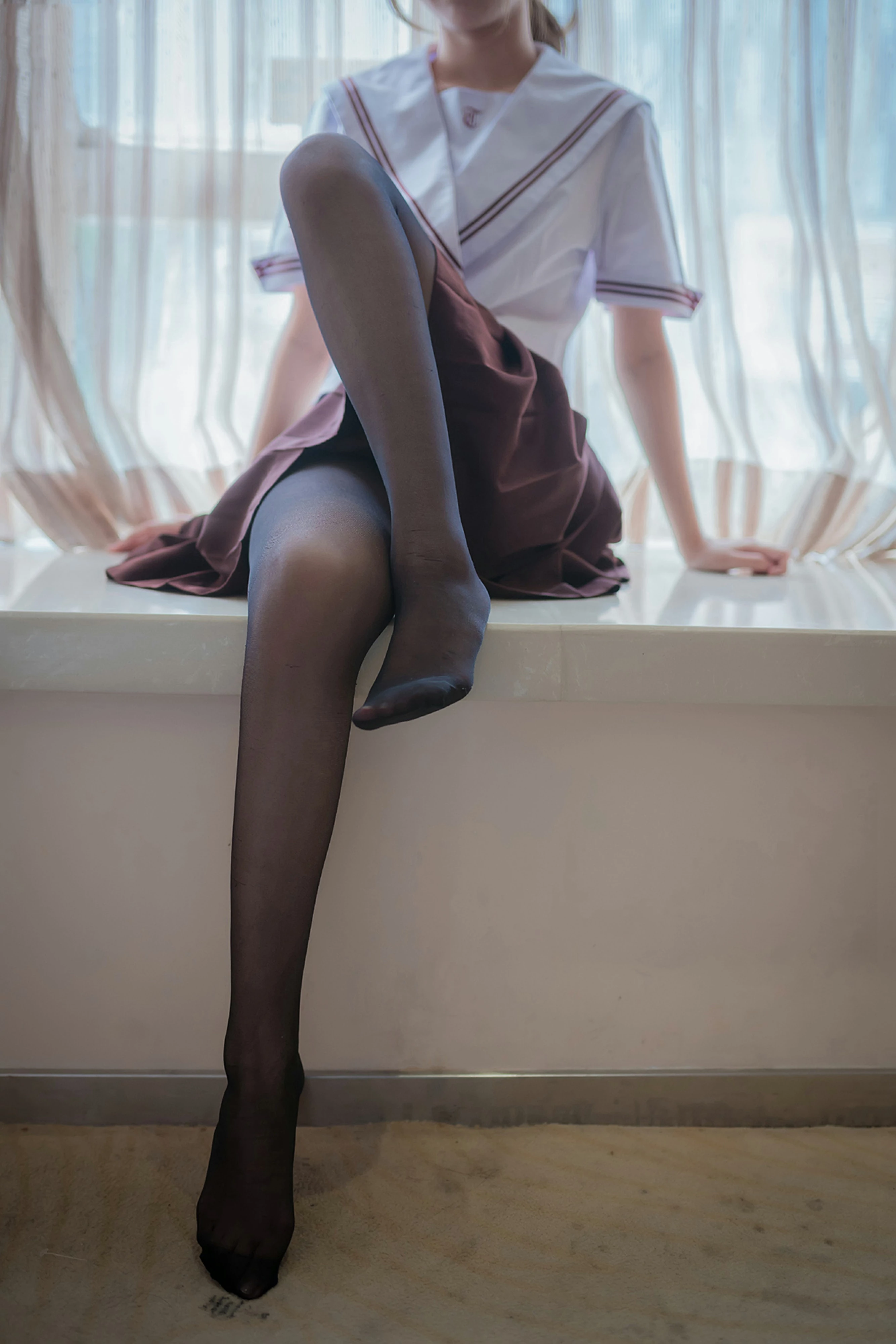 [风之领域]NO.117 清纯学妹小萝莉 白色高中女生制服与棕色短裙加黑色丝袜美腿性感私房写真集,