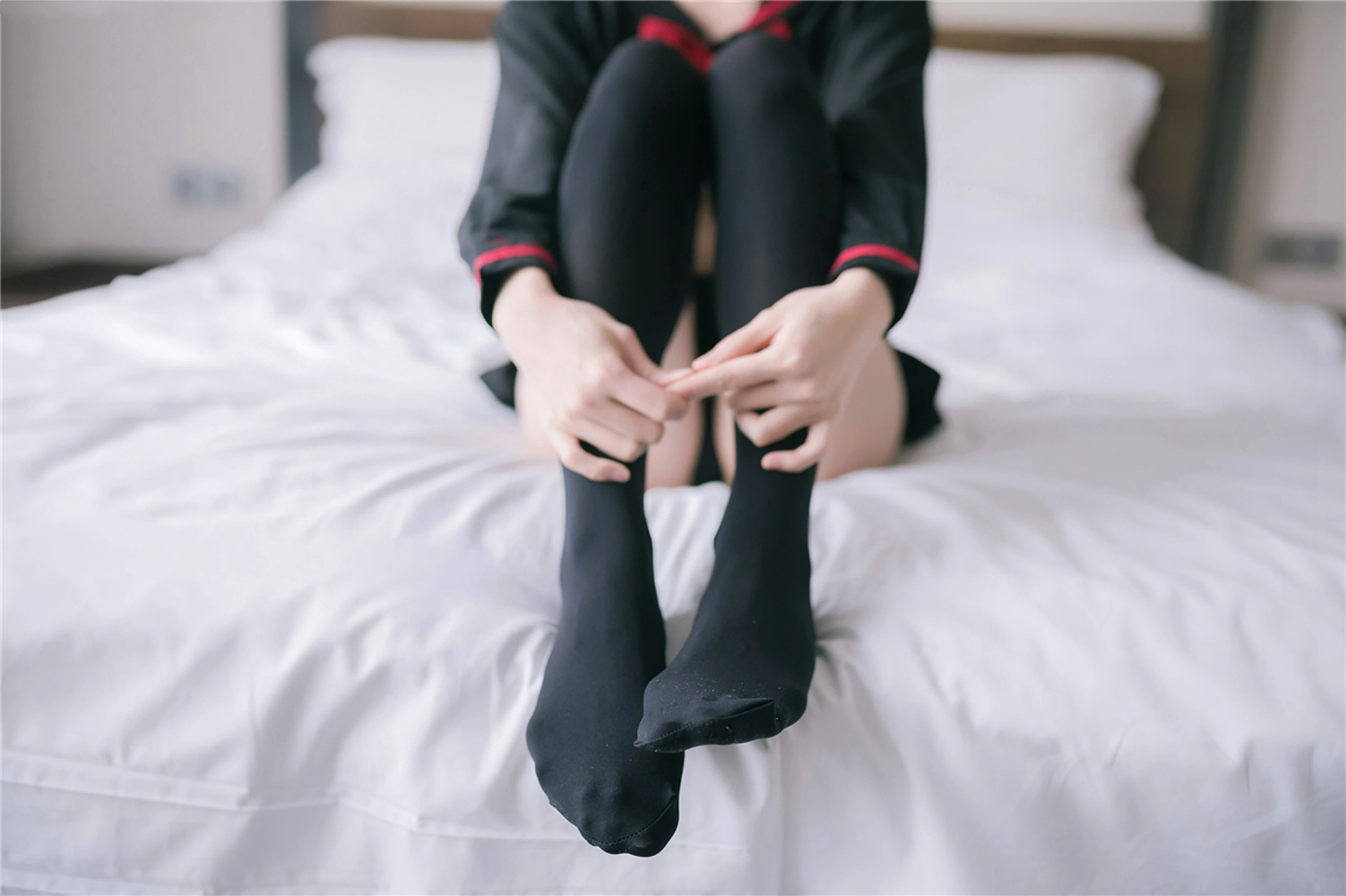 [风之领域]NO.119 性感学妹小萝莉 黑色情趣高中女生制服与超短裙加黑色丝袜美腿私房写真集,