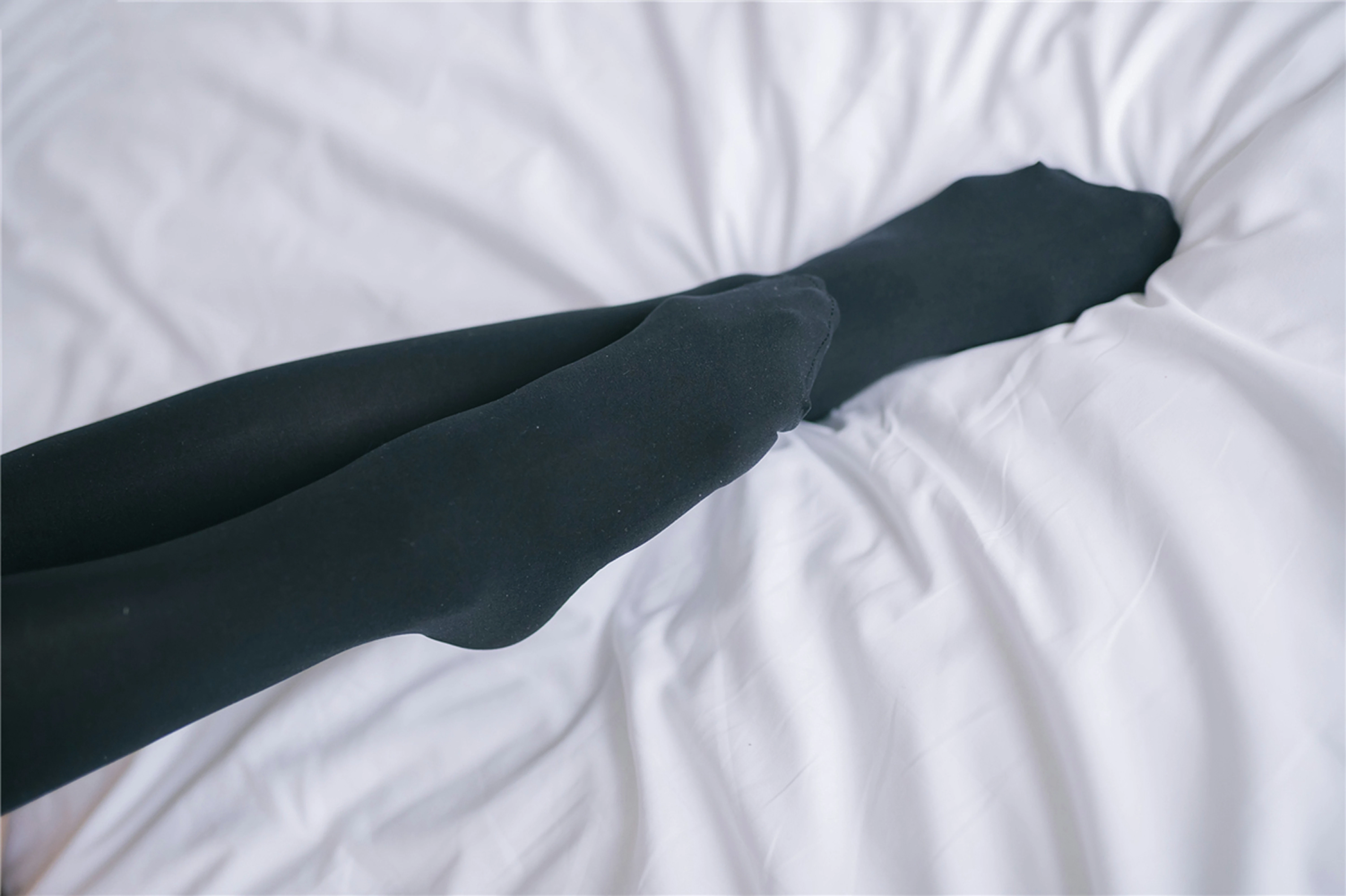 [风之领域]NO.119 性感学妹小萝莉 黑色情趣高中女生制服与超短裙加黑色丝袜美腿私房写真集,