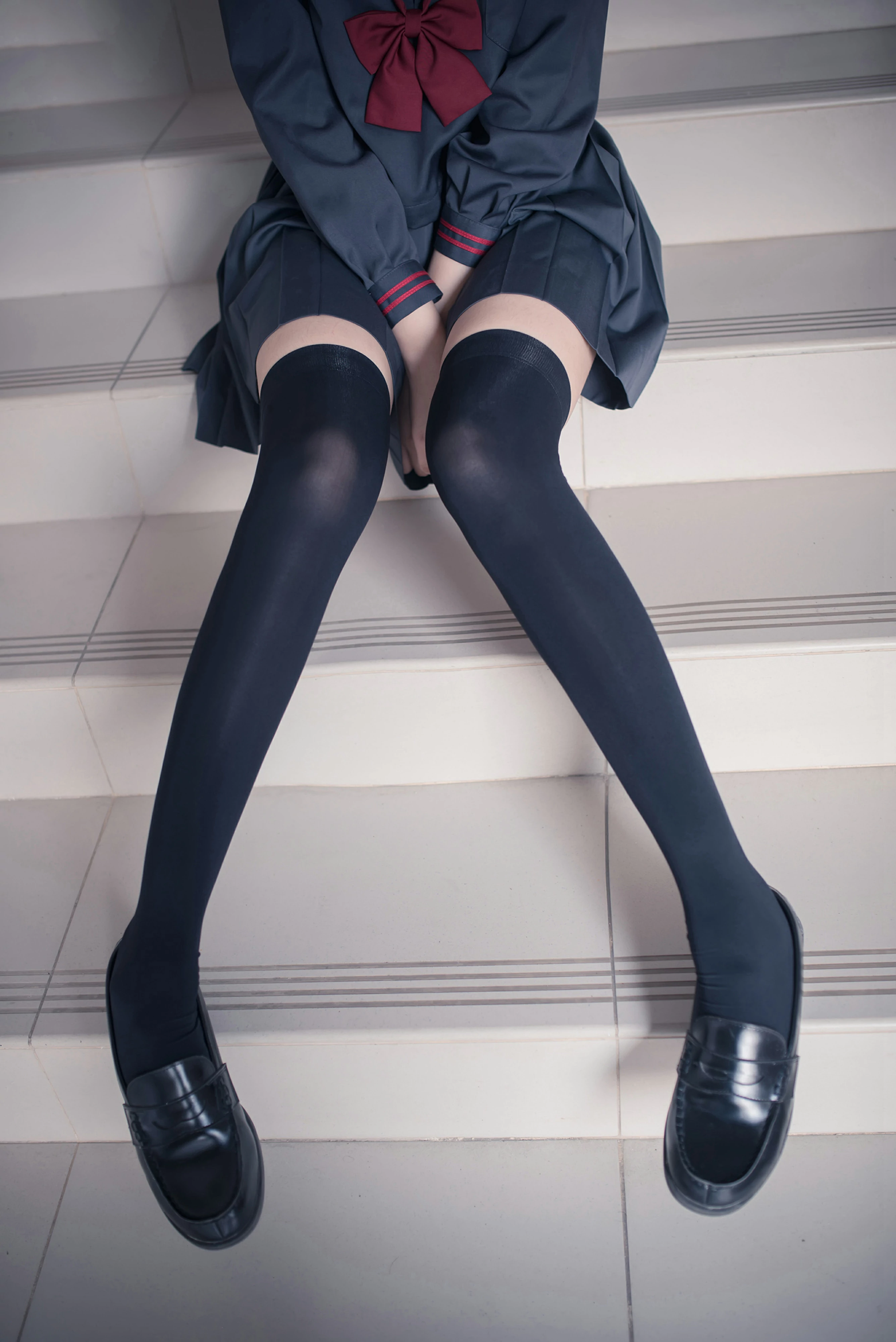 [风之领域]NO.120 性感学妹小萝莉 黑色情趣高中女生制服与黑色短裙加黑色丝袜美腿私房写真集,
