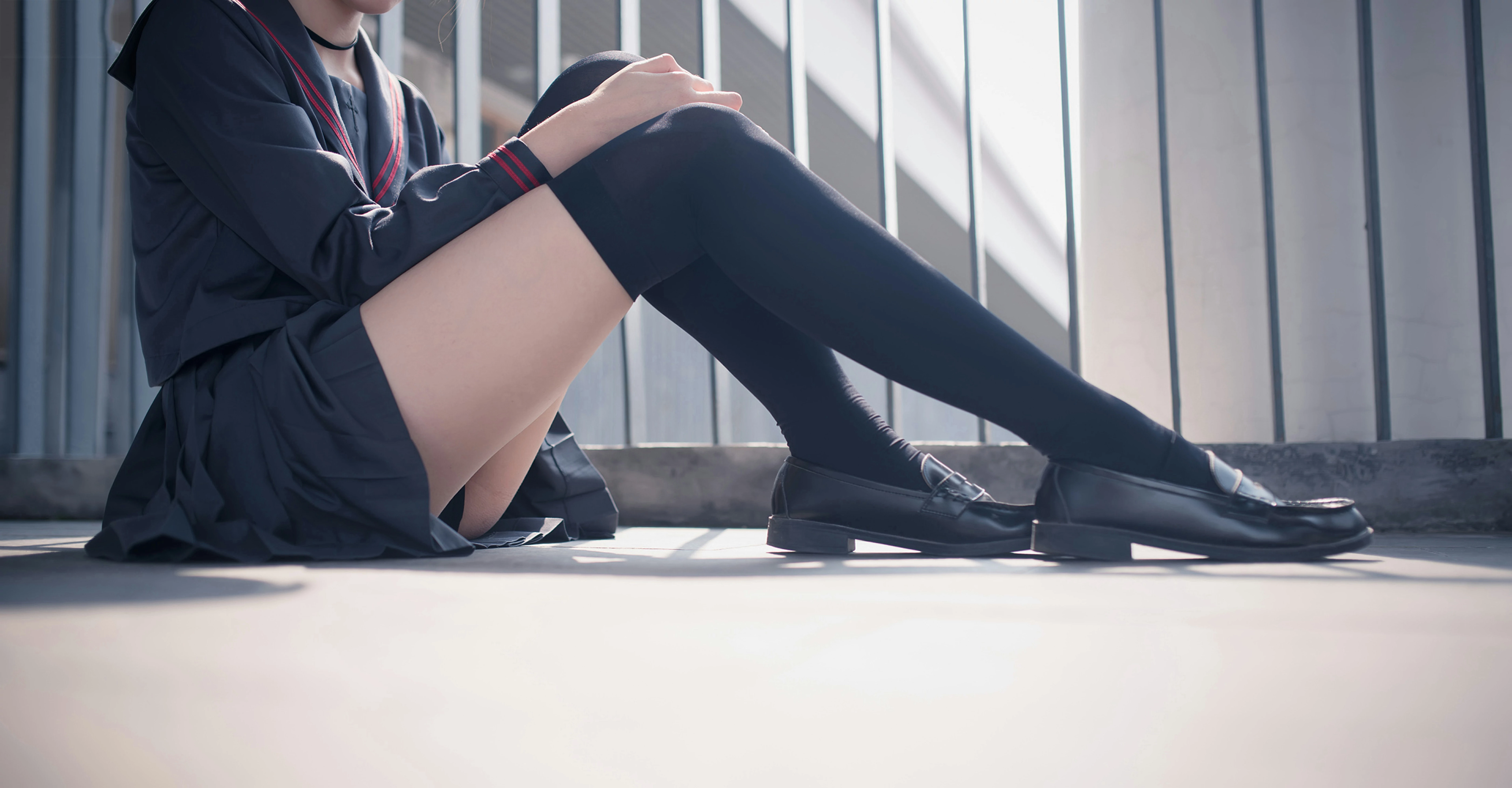 [风之领域]NO.120 性感学妹小萝莉 黑色情趣高中女生制服与黑色短裙加黑色丝袜美腿私房写真集,