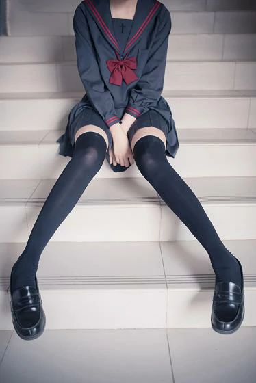 [风之领域]NO.120 性感学妹小萝莉 黑色情趣高中女生制服与黑色短裙加黑色丝袜