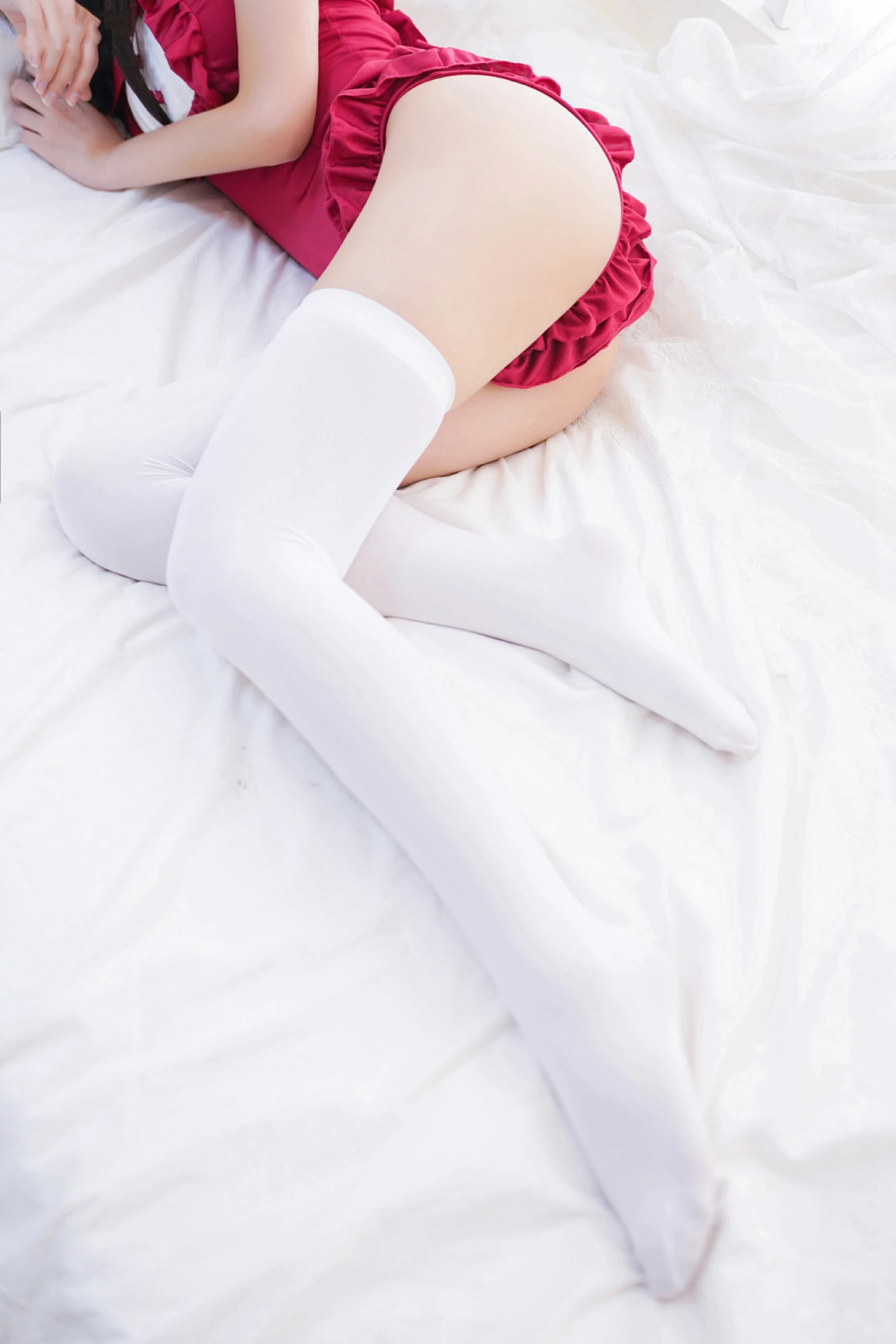 [风之领域]NO.124 清纯可爱小萝莉 红色情趣制服连衣裙加白色丝袜美腿性感私房写真集,