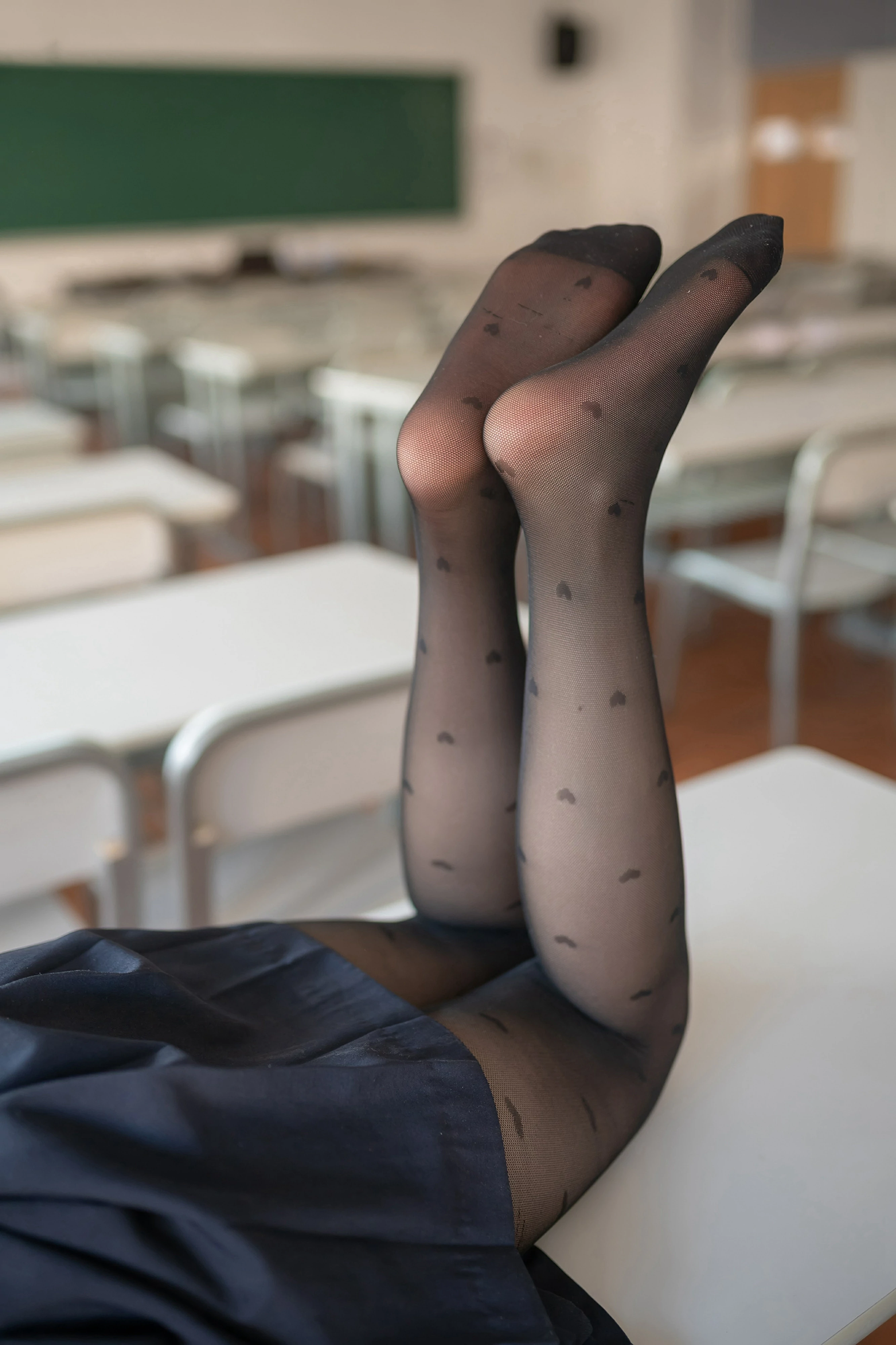 [风之领域]NO.127 性感学妹小萝莉 黑色高中女生制服与黑色短裙加黑色丝袜美腿私房写真集,