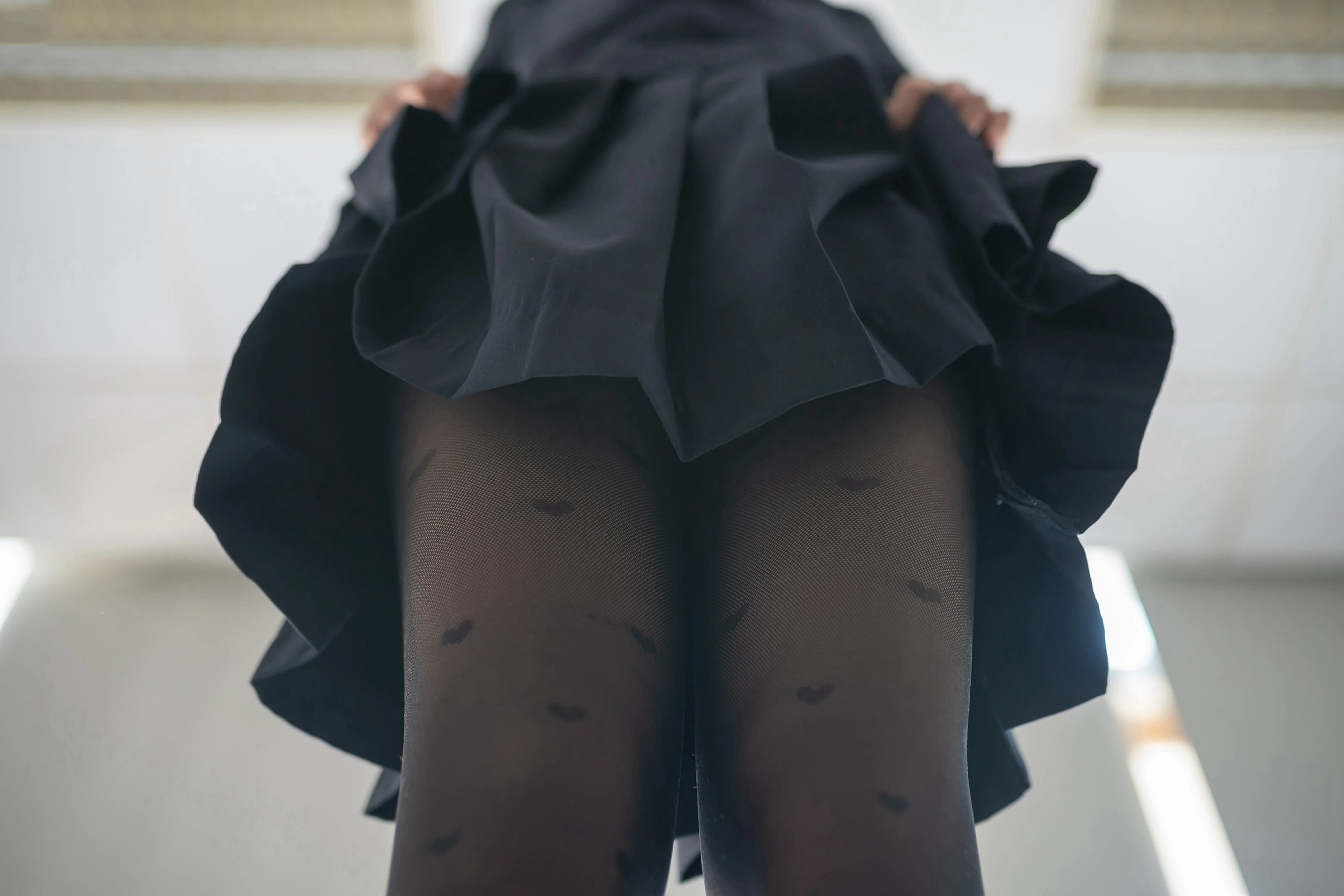[风之领域]NO.127 性感学妹小萝莉 黑色高中女生制服与黑色短裙加黑色丝袜美腿私房写真集,
