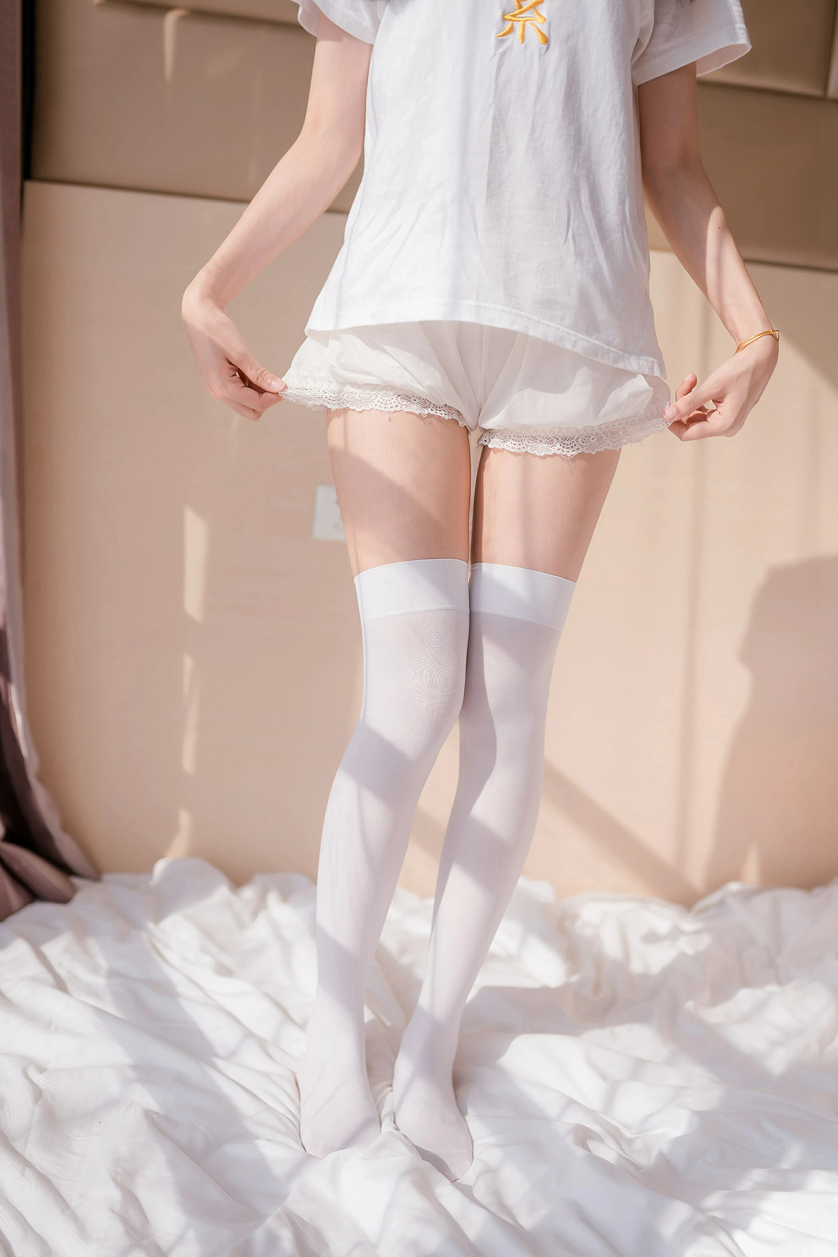 [风之领域]NO.129 性感萝莉兔女郎 白色短袖与蕾丝短裤加白色丝袜美腿私房写真集,
