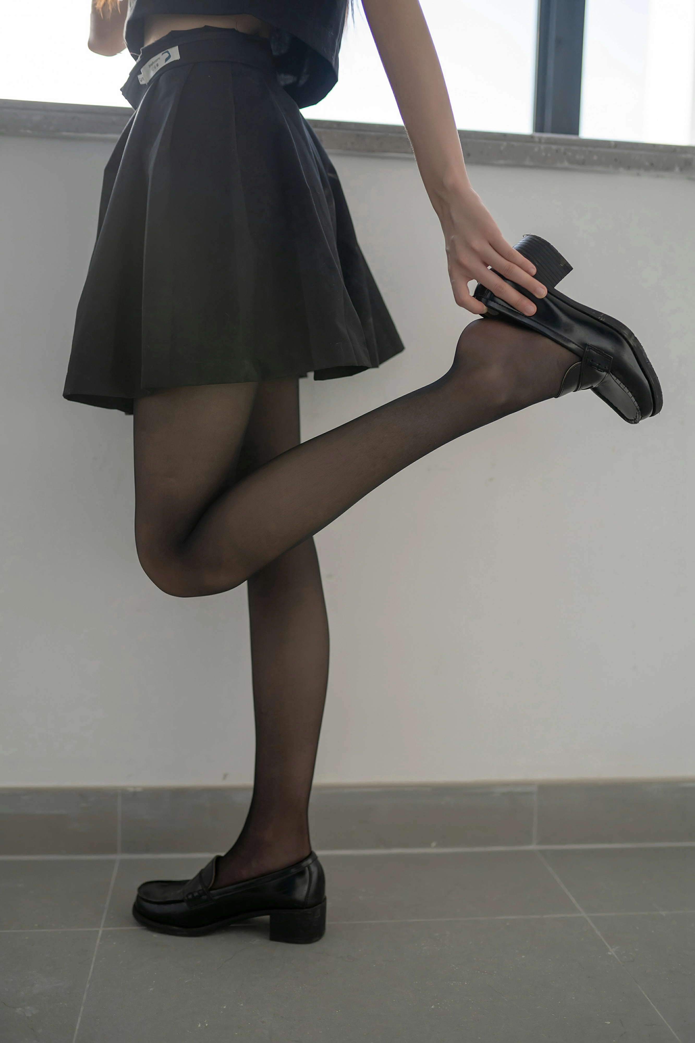 [风之领域]NO.131 性感学妹小萝莉 黑色情趣高中女生制服与短裙加黑色丝袜美腿私房写真集,