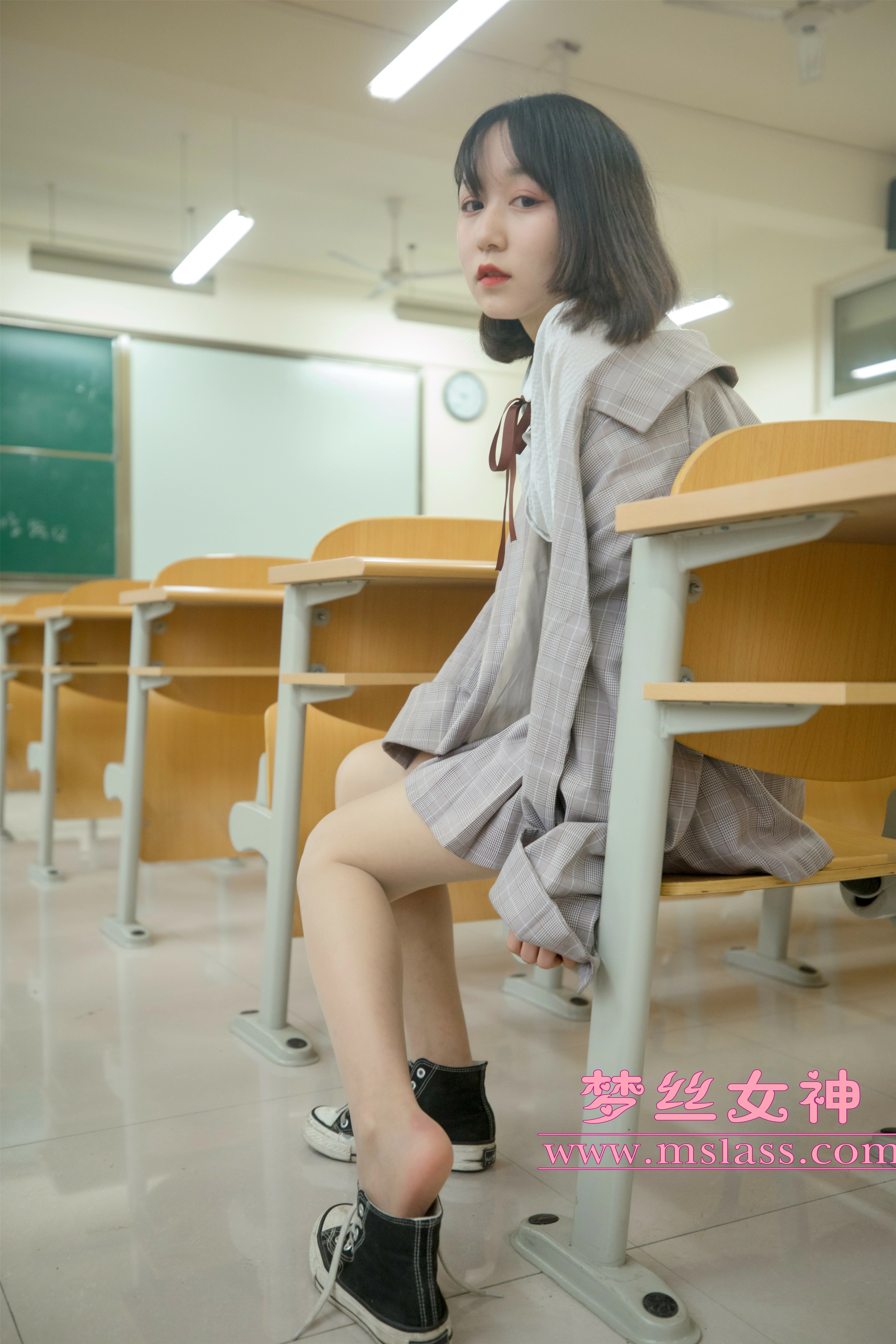 [MSLASS梦丝女神]NO.011 教室顷语 刘诺 灰色高中女生制服与短裙加肉色丝袜美腿性感私房写真集,
