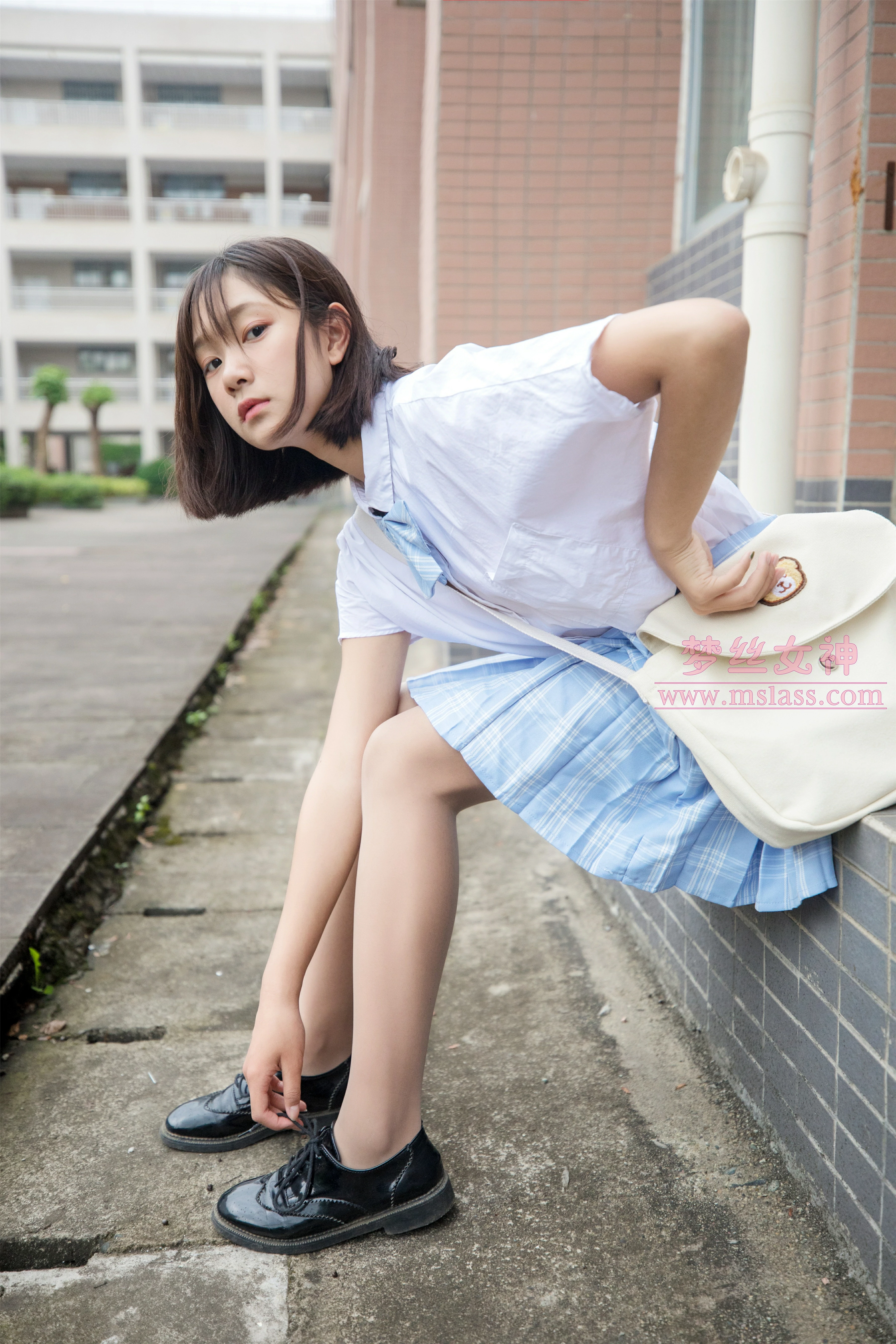 [MSLASS梦丝女神]NO.012 梦幻学记 洛洛 白色高中女生制服与蓝色短裙加肉色丝袜美腿性感私房写真集,