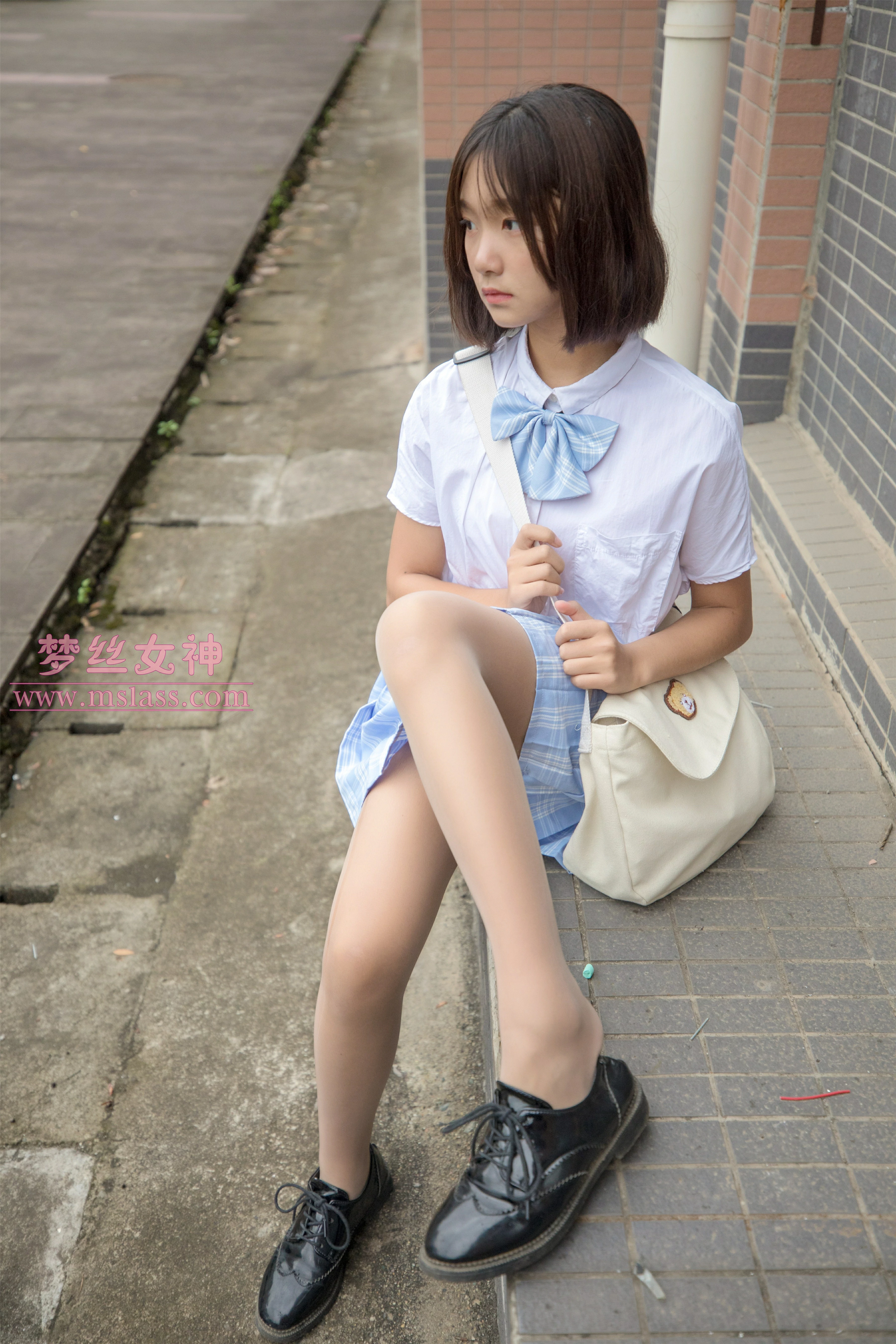 [MSLASS梦丝女神]NO.012 梦幻学记 洛洛 白色高中女生制服与蓝色短裙加肉色丝袜美腿性感私房写真集,