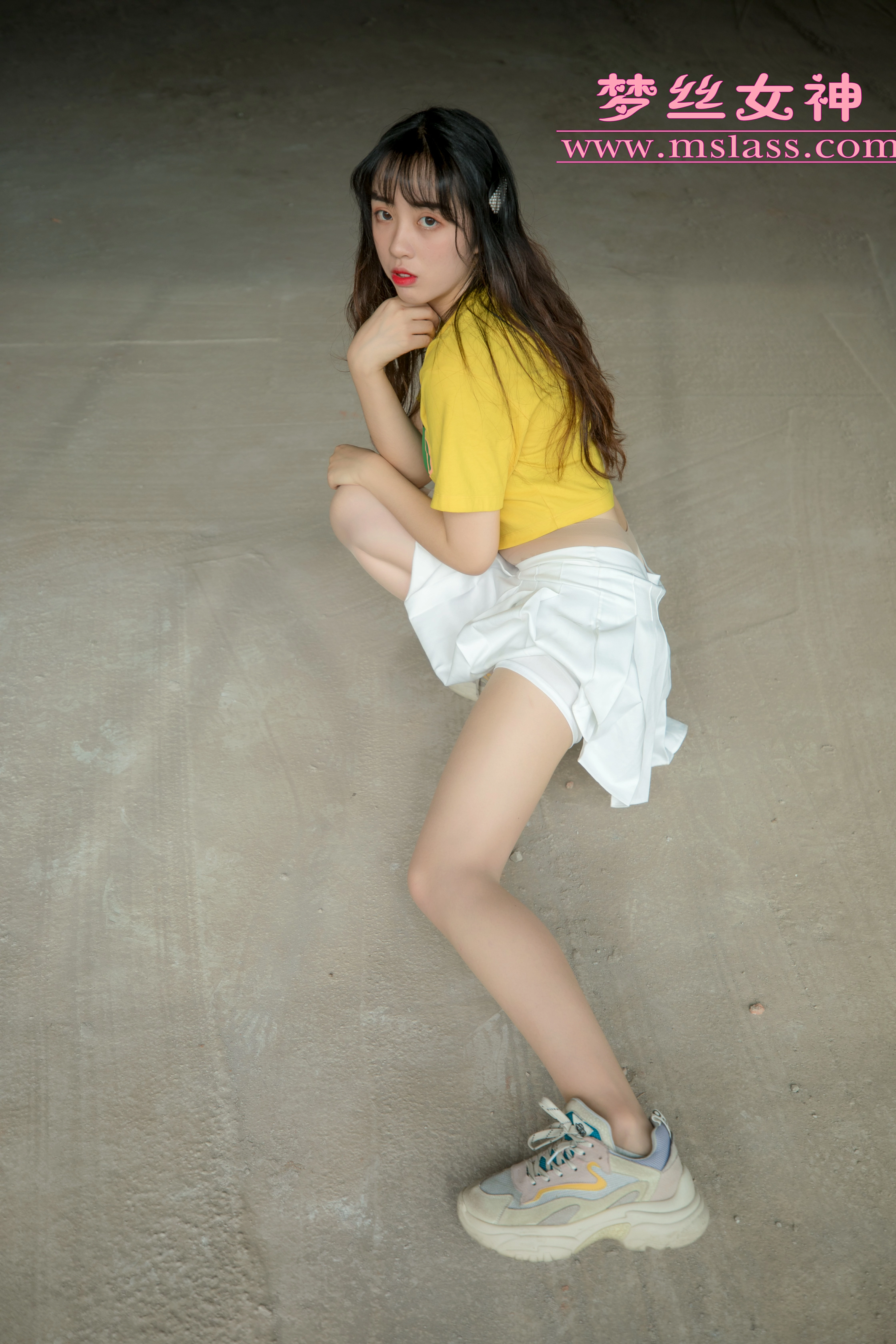 [MSLASS梦丝女神]NO.015 甜甜萌妹 李佳琪 黄色短袖与白色短裙加肉色丝袜美腿性感私房写真集,