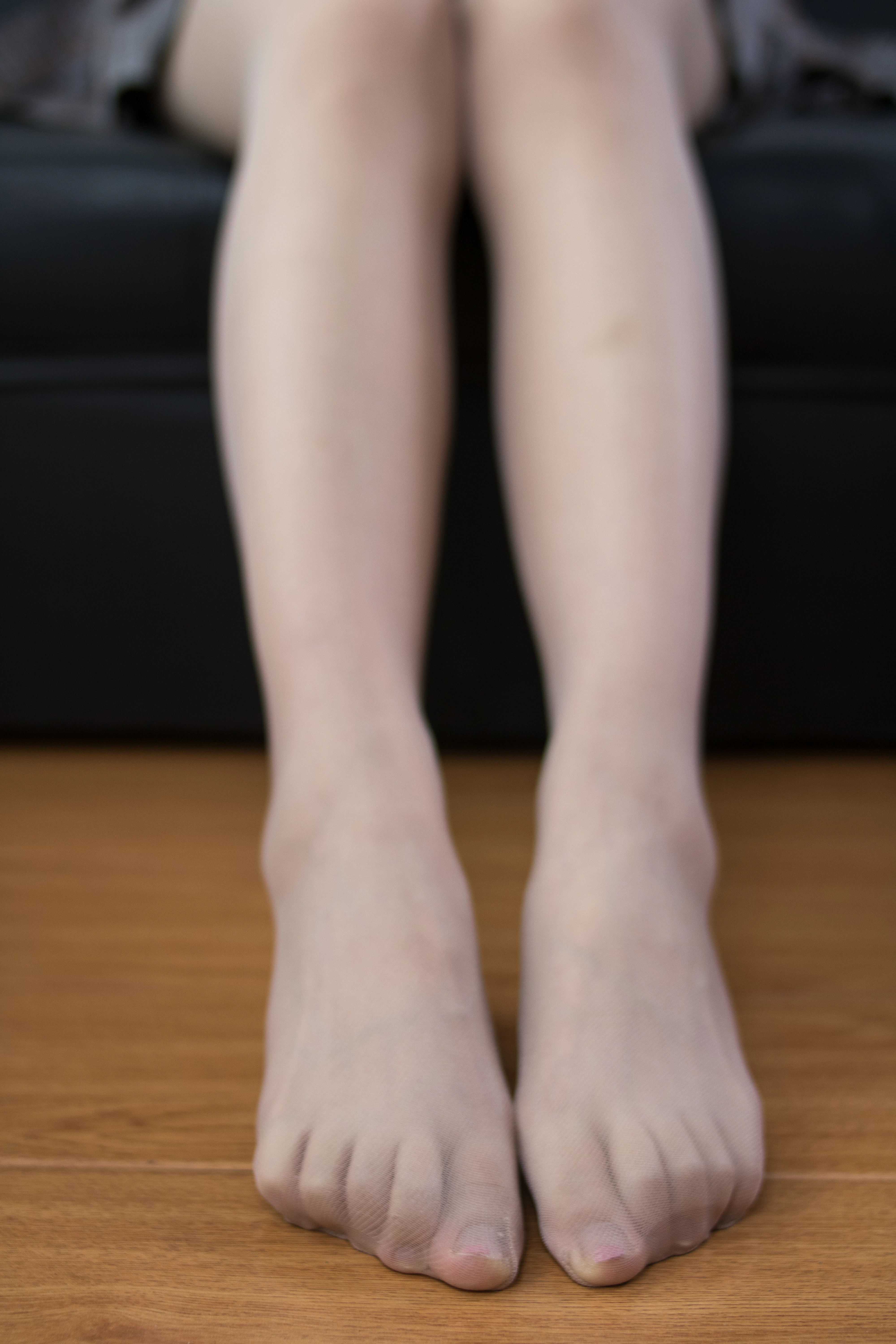 [森萝财团]BETA-025 性感萝莉小学妹 白色短袖与灰色短裙加肉色丝袜美腿私房写真集,