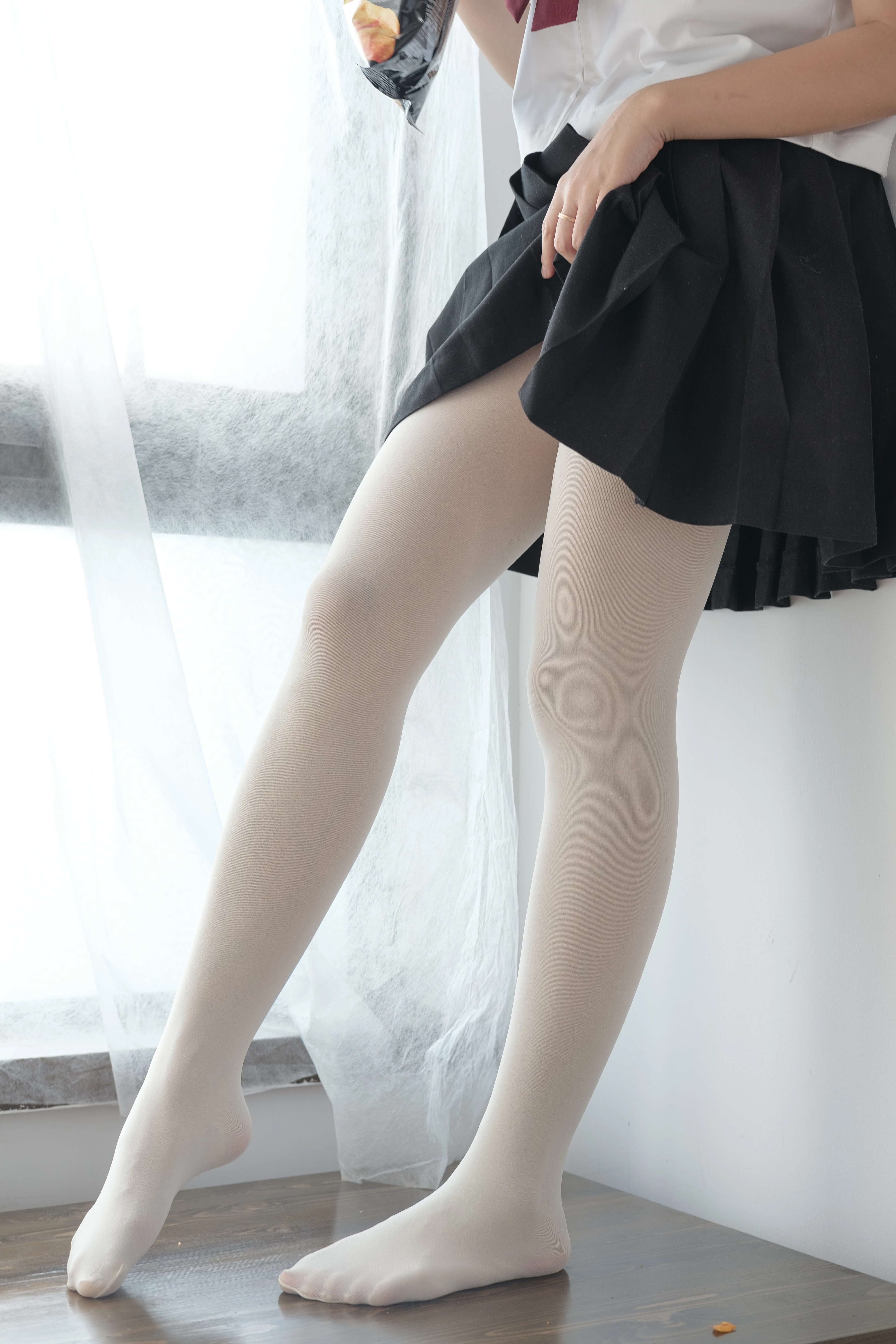 [森萝财团]BETA-028 清纯学妹小萝莉 白色短袖衬衫与黑色短裙加白色丝袜美腿性感私房写真集,