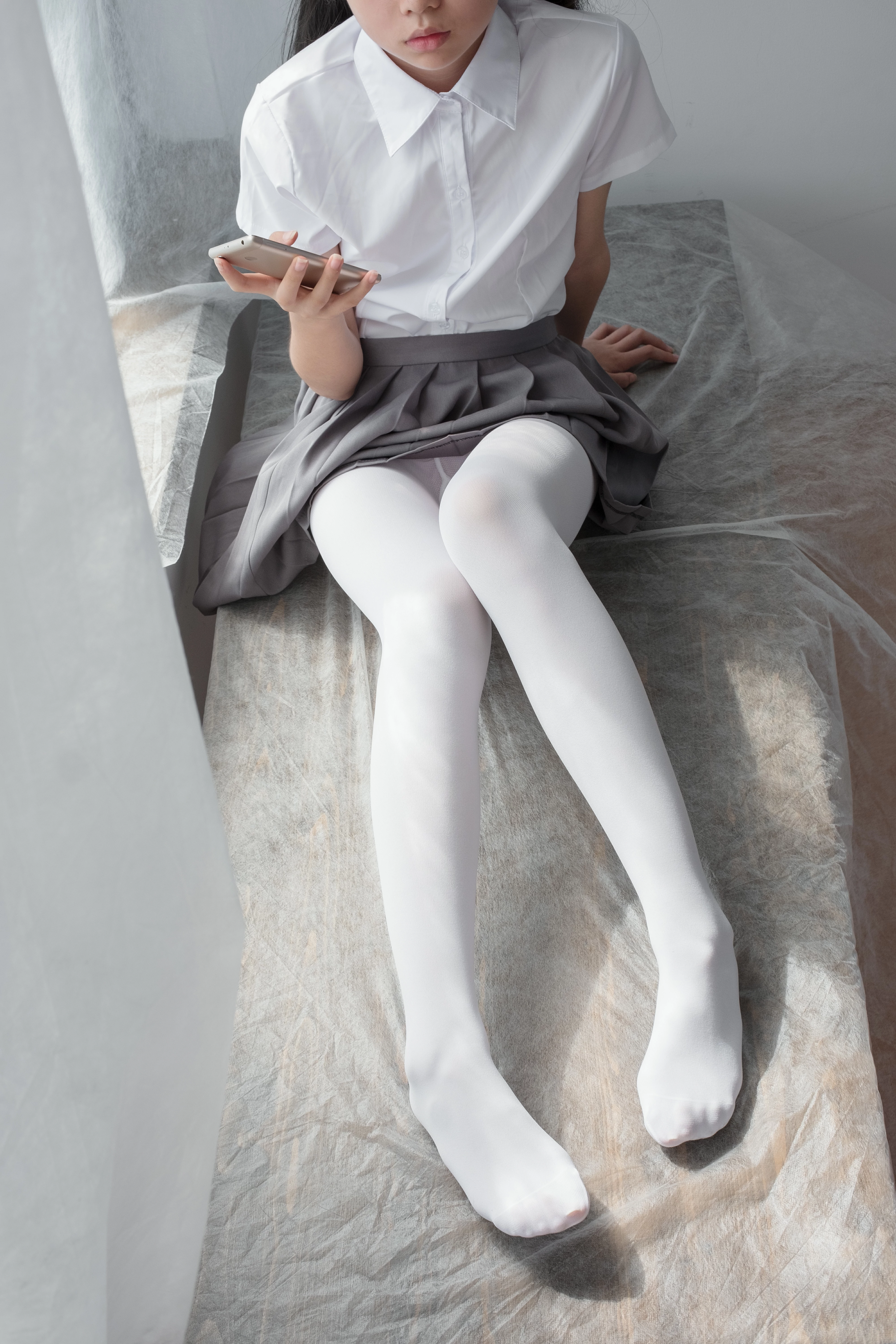 [森萝财团]BETA-029 性感学妹小萝莉 白色短袖衬衫与灰色短裙加白色丝袜美腿私房写真集,