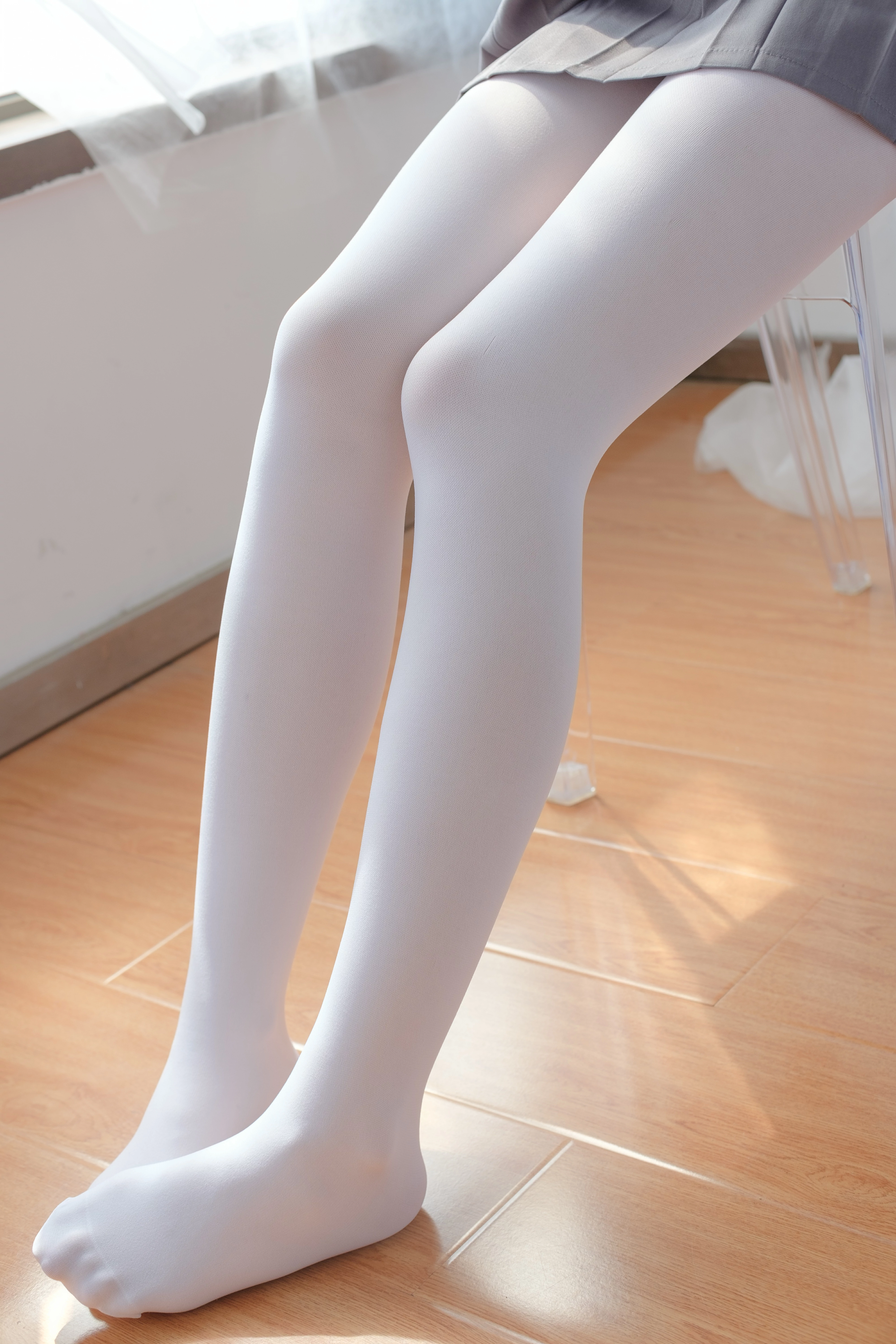 [森萝财团]BETA-029 性感学妹小萝莉 白色短袖衬衫与灰色短裙加白色丝袜美腿私房写真集,